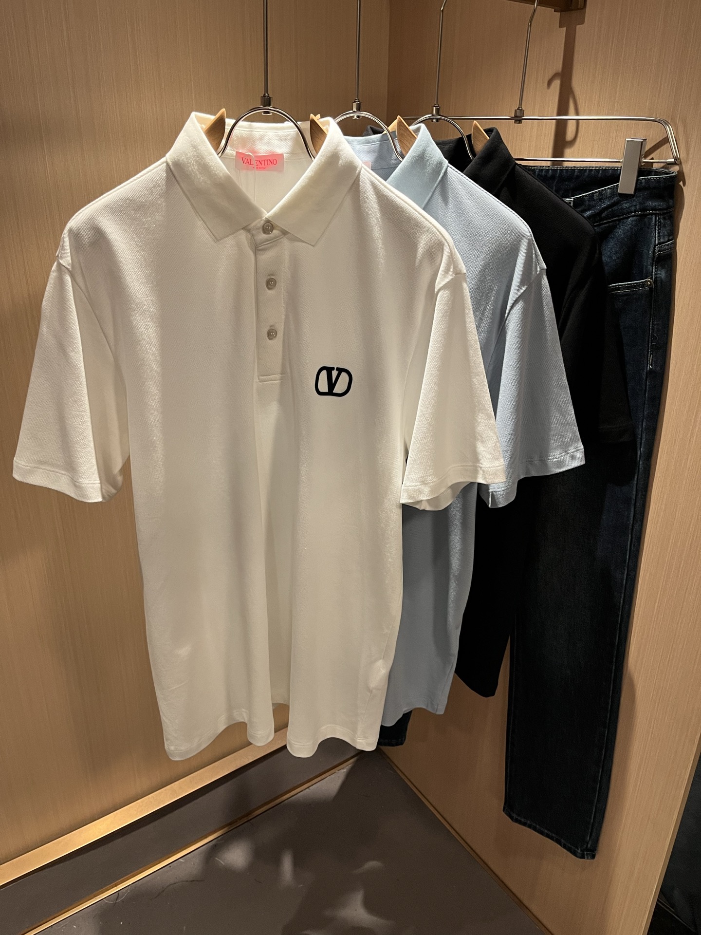 NO:504349,VALENTI*O Warren*slave~Counter style, new spring and summer short-sleeved casual Polo shirt, body pressed logo design!  Simple, fashionable and young, versatile style, and a young and elegant upper body feel!  It will never be outdated. All major counters are listed simultaneously. The orders of goods, workmanship and details of the foreign trade full-quality trading company are very well-established, and they are very particular. The fabric is made of high-quality beaded floor cotton fabric!  The upper body is comfortable and breathable, and the overall feels very crisp. It is worn on a daily basis. Whether it is worn alone or in the inner wear, it is simple and brilliant. Size M-3xL, valentino, valentino, T-shirt, alexander wang19860909VALENTI*O华伦*奴～柜台款,春夏新款短袖休闲Polo衫,衣身压胶logo设计！简单时尚而年轻,百搭风格,上身感很年轻优雅！永远不会过时.各大柜台同步上市,外贸全品相贸易公司订单货品,做工和细节部位非常到位,非常讲究.合体的剪裁.面料采用优质珠地棉面料！上身舒适透气,整体又有很好的挺括感,日常基础穿着.不管单穿还是内搭,简简单单就很出彩, 尺码M-3xL,,valentino,valentino,T-shirt,alexander wang,Men's clothing