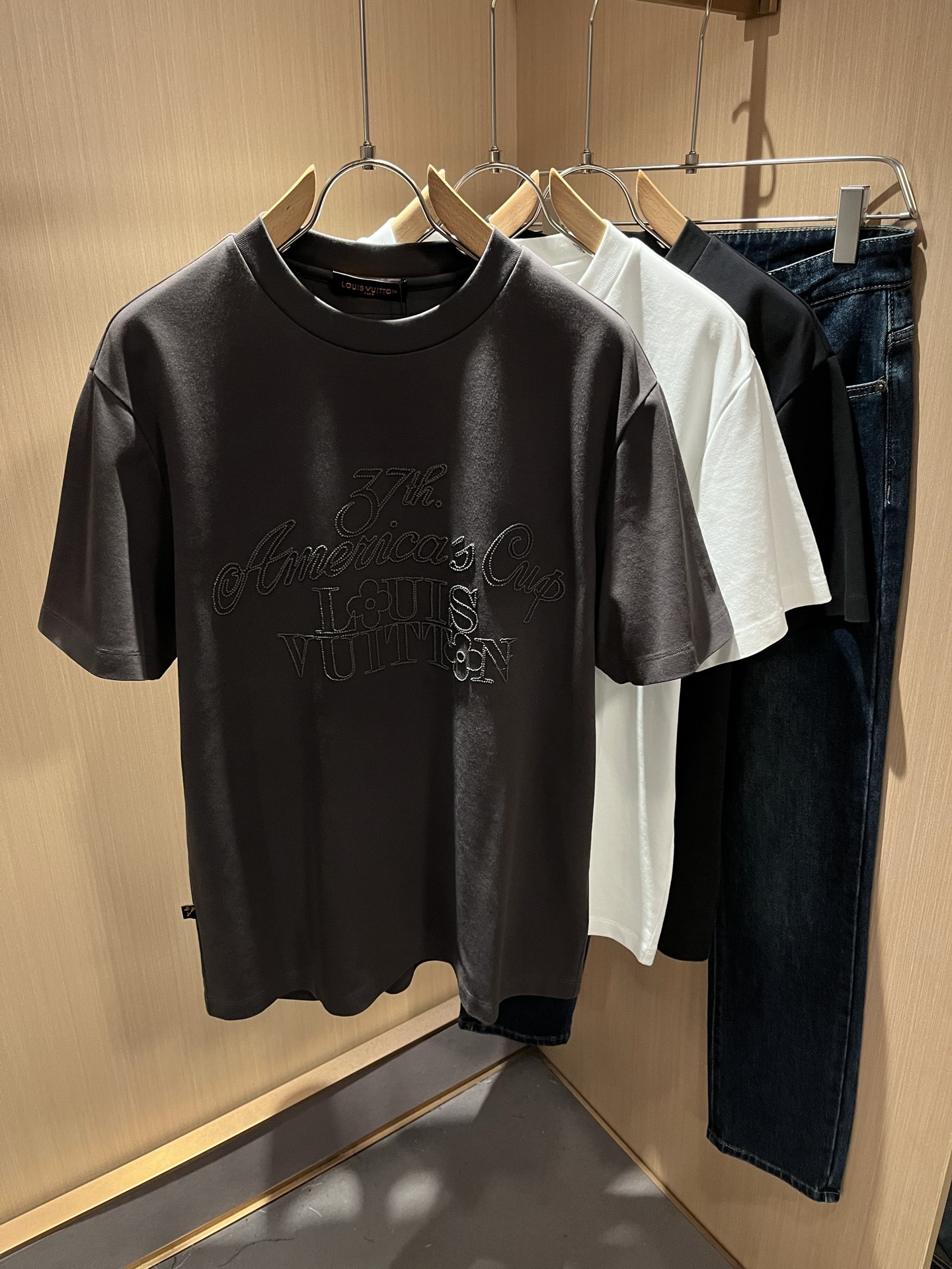 NO:504368,LouisVuitt*Louis*Deng The new series of spring and summer 2025 products are launched, a very fashionable and avant-garde short-sleeved T-shirt for men and women, with logo embroidery embroidery decoration!  Different from the past, it declares the design concept of brand inheritance!  Its eye-catchingness is no less than any classic style, perfectly presenting the fashionable, high-end and luxurious feeling in front of the world!  Made of imported 260 grams of cotton, selected high-quality pure cotton fabrics, soft and soft to the touch, the real thing is definitely beyond your imagination, close to the body and breathable, even if you sweat profusely, you will not feel greasy or stuffy, and will bring sweating and moisture absorption to the extreme!  Size M-3XL, louis vuitton,louis vuitton,t-shirt,tees,t-shirt,alexander wang19860909LouisVuitt*路易*登 2025春夏全新系列单品上线,非常时髦前卫的一款男女同款短袖T恤,标识logo图案刺绣修饰！区别于以往的不同,宣示品牌传承的设计理念！其吸睛度完全不亚于任何经典款式,将时髦高级感与奢华感完美呈现在世人眼前！客供进口260克全棉材质制成,精选优质纯棉面料,触感软糯亲肤细腻,实物到手绝对超乎你的想象,贴身无比舒适透气,即便是汗流浃背也不会有腻身及闷热感可言,将排汗吸湿性发挥到了极致！尺码M-3XL,,louis vuitton,louis vuitton,T-shirt,tees，t-shirt,alexander wang,Men's clothing