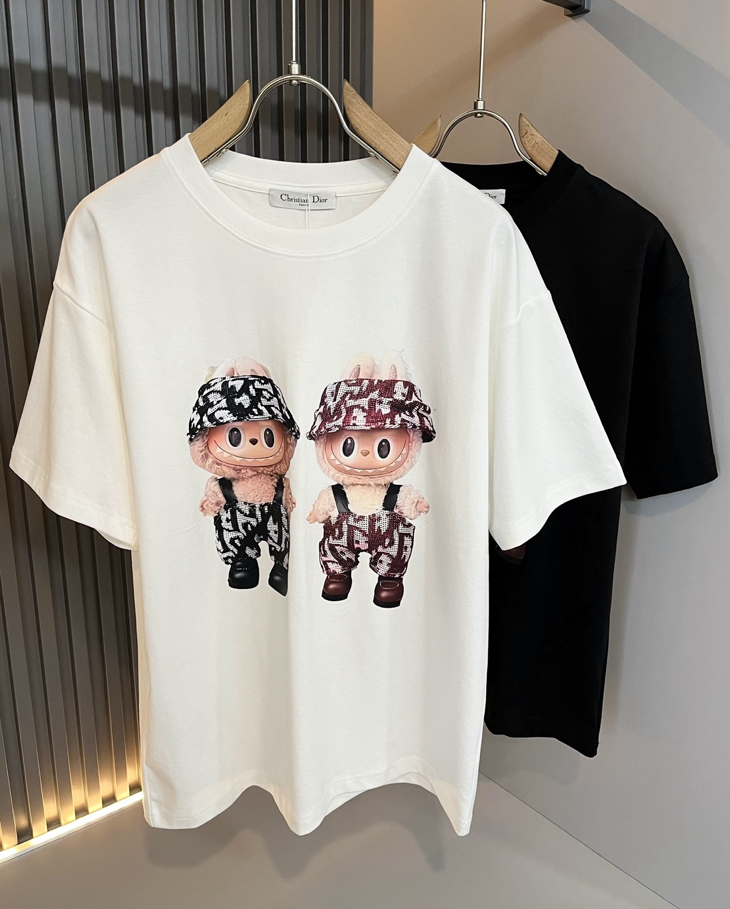 NO:505693,Dio*Dijia 2025 spring and summer new short-sleeved T-shirt for men and women, and the counter is available at the same time!  Customized exclusive 260g pure cotton fabric, customized original craft threads, chest logo pattern printing craft design!  Simple and generous, calm and versatile, extremely high-end, perfectly integrated with fashion and style, a top fashionable style that perfectly suits the outside wear!  The overall feeling is natural!  The ultimate classic versatile short-sleeved T-shirt is designed with the latest three-dimensional letter logo embroidery elements!  The ultimate perfection of heavy industry!  Fans who pursue high quality are please buy them by themselves, and all fans who know the goods are invited to appreciate this model together!  !  Size M-3XL, dior,dior,T-shirt,tees,t-shirt,alexander wang19860909Dio*迪家 2025春夏新款男女同款短袖T恤,专柜同步发售！定制专属260克纯棉面料,定制原版工艺螺纹,胸前logo图案印花工艺设计！简约大方,从容百搭,档次极高,完美融入时尚还有风情感一款完美符合外穿的顶尖时髦气质款！整体给人浑然天成的感觉！极致经典的百搭型短袖T恤,采用最新的立体字母logo刺绣元素设计！极致的重工极致的完美！追求高品质的粉丝们请自行抢购,诚邀所有识货的粉丝一同鉴赏此款！！尺码M-3XL,,dior,dior,T-shirt,tees，t-shirt,alexander wang,Men's clothing