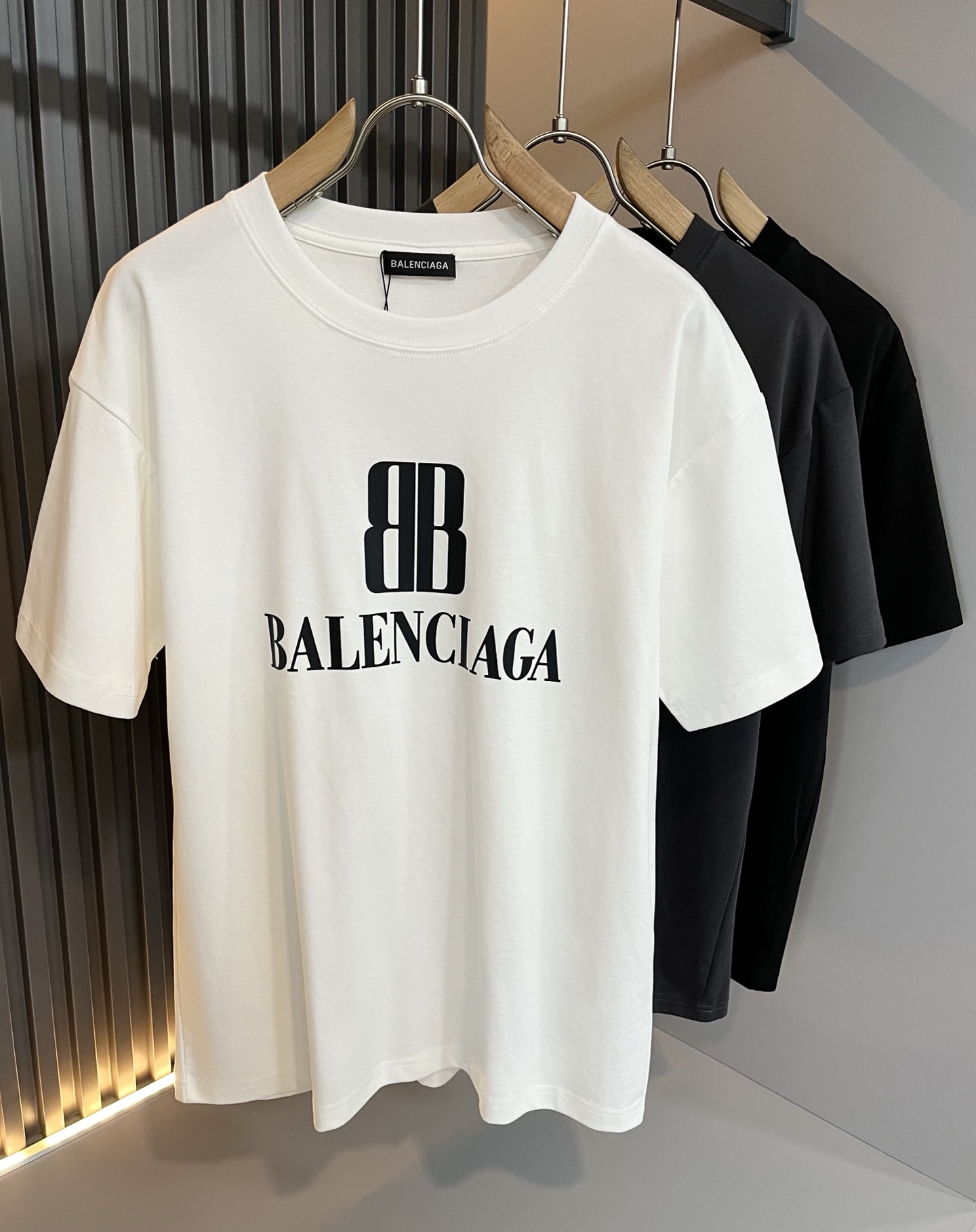 NO:505698,BALENCIA* Paris* Home 2025 Spring and Summer New Men and Women Couples Casual Loose Cotton Round Neck Short Sleeve T-shirt!  Trading companies have sparse channels and are released on the official website at the same time!  The latest series of spring and summer 2025, classic fashion design elements, injecting full vitality into the new series. This T-shirt is carefully selected for imported cotton fabrics. The fabric feels skin-friendly and soft and delicate, and the body logo print design!  It has an extremely comfortable and breathable wearing experience. The whole item is very eye-catching and fashionable, and is deeply loved by young people today!  The loose round neck cut is a neutral style regardless of age and gender, suitable for matching all the styles and looks you need in your daily life!  It is recommended to wear couple outfits to go out on the street to make it more pleasing to the eye!  Size M-3XL, balenciaga, T-shirt,tees, t-shirt,alexander wang19860909BALENCIA*巴黎*家 2025春夏新款男女同情侣款休闲宽松棉质圆领短袖T恤衫！贸易公司渠道稀出,同步官网发售 ！ 2025春夏最新系列,经典时尚设计元素,为全新系列注入满满活力,这款T恤衫用心甄选客供进口棉面料制成,面料手感亲肤柔软细腻,衣身logo印花设计！拥有着无比舒适透气性的穿着体验,整件单品极具吸睛度与时尚感,深受当下年轻人的喜爱！基础宽松的圆领版型裁剪,不分年龄与性别的中性款式,适合搭配你日常所需的所有风格与造型！建议搭配情侣装出街会更为养眼出色！尺码M-3XL,,balenciaga,T-shirt,tees，t-shirt,alexander wang,Men's clothing