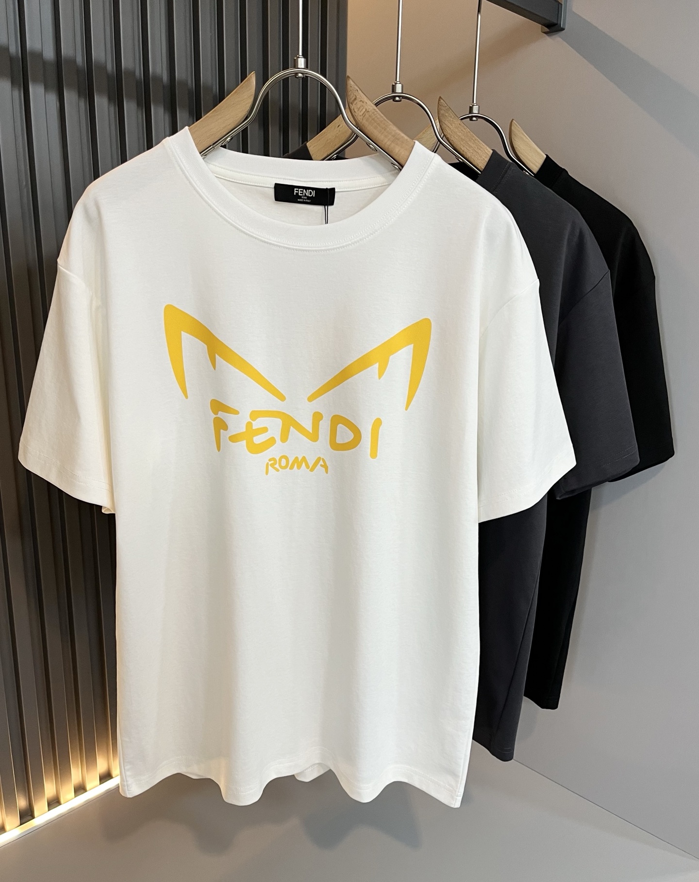 NO:505688,FEN*I FEN*Di's new spring and summer 2025 FD family FF men and women short-sleeved T-shirt, versatile and minimalist short-sleeved shirts for men and women. Original Italian orders, popular FD family items, simple and pure colors. The FD family's enduring iconic products, high-quality products with full representation and full specifications, and high-quality products that all FD fans are worth buying!  Pure Yidian channel orders, high-end and popular products from the FD family, very popular items at the moment, and iconic letter logo pattern printing modification!  Sleeve printed logo design!  High-end goods worth keeping and giving away to others!  It is trendy and beautiful, with a full sense of trendy atmosphere, and has a very high level and specifications. It uses a very classic black and white color combination, giving people a strong visual impact and has a very high recognition. It is top-quality exclusive pure cotton fabric, created with a soft, delicate and comfortable touch, and has a very high-end and classy appearance!  Perfectly interprets the charm of the brand and leaves a deep impression. It is more fashionable and charming. It has simple, elegant and fashionable upper body, and is even more stressful for outfits!  The inner wear alone is very delicious and beautiful scenery that cannot be ignored!  Size M-3XL, fendi,dior,T-shirt,tees,t-shirt,alexander wang19860909FEN*I 芬*迪2025春夏新款FD家族FF男女同款短袖T恤,男女同款百搭极简短袖.意大利原厂订单,FD家族人气单品,简约纯色系打造.FD家族经久不衰的标志性臻品,代表性十足,规格感十足的精品,所有FD粉丝都值得抢购的精品！纯正意代渠道订单,FD家族的高奢人气爆款产物,当下十分火爆的单品,标志性字母logo图案印花修饰！袖子印花logo设计！值得自留和送人的高端货！新潮又好看,潮流气息感十足,档次规格感极高,并且采用十分经典的的黑白双色搭配,给人的视觉冲击感相当强烈,有着极高的辨识度,顶级专属纯棉面料,打造,触感柔软细腻舒适,品相相当高级有档次！完美诠释品牌魅力,给人留下深刻印象.更具时尚与韵味,上身简约大方时尚,对于穿搭更是毫无压力！单穿内搭都极有味道,不可忽视的靓丽风景线！ 尺码M-3XL,,fendi,dior,T-shirt,tees，t-shirt,alexander wang,Men's clothing