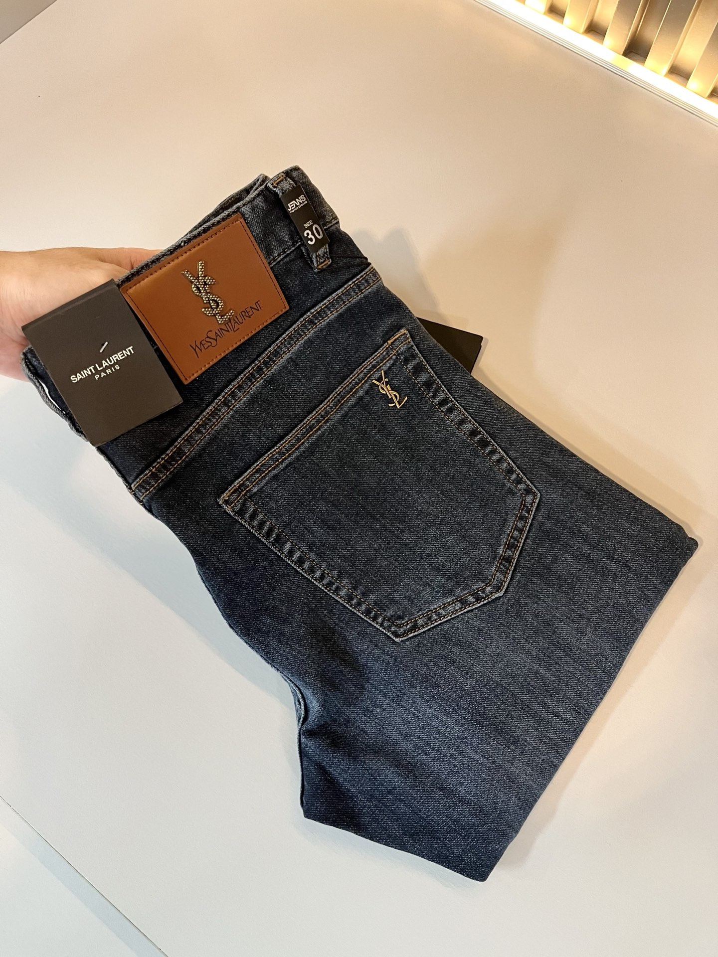 NO:508632,SAINT LAURE*T Saint Laurent 2025 spring and summer new men's jeans, trendy light luxury new products debut, original single replica product, high-end quality, highest version of the market, Milan fashion designer model, sneak peek, exclusive on-site sale; original exclusive customized original denim fabrics are available for customers!  Simple, elegant and exquisite YSL letter logo waist brand craft design!  The upper body effect is excellent, and the comfortable and close body show your temperament!  29-38, saint laurent, saint laurent, saint laurent, saint laurent, jeans, alexander wang19860909SAINT LAURE*T 圣罗兰 2025春夏新款男士牛仔裤,潮流轻奢新品登场 原单复刻产物 高端品质 市场最高版本 米兰时装设计师款 先睹为快,独家现货发售；客供原版专属定制原版牛仔面料！简单大气精致YSL字母logo腰牌工艺设计！上身效果超赞,舒适贴身彰显气质！码数29-38,,saint laurent,saint laurent,saint laurent,jeans,alexander wang,Men's clothing