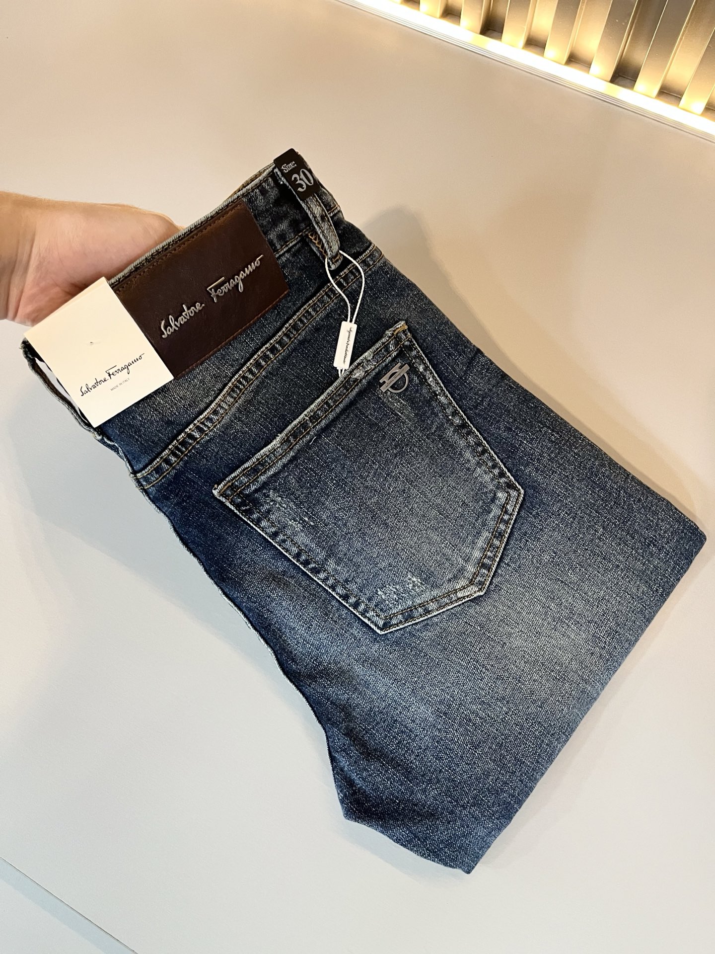 NO:508634,Ferraga*mo 2025 spring and summer new men's casual straight jeans original single quality, original single quality high-end fashion casual washing jeans, back waist leather metal Ferragamo LOGO logo, original single OEM factory channel; G.com is released simultaneously, the thickness just meets the needs of spring and summer outfits. The fabric is soft and has denim fabric. The beautiful washing process is just right, the craftsmanship is very prominent, the turning work is neat, and the perfect details are produced. The casual and versatile four-season model has the best effect on the upper body, showing the confidence temperament; all the details show the classic logo of perfect quality pants symbolizes the highest quality of the brand. Owning original hardware accessories is another fashion start!  Size 29-40, ferragamo, ferragamo, jeans, alexander wang19860909Ferraga*mo菲拉*慕2025春夏新款男款休闲小直筒牛仔裤 原单品质,原单品质高端时尚休闲水洗牛仔裤,后腰皮革金属菲拉格慕LOGO标识,原单代工厂渠道出品；G网同步发售,厚度刚好满足春夏穿搭需求 面料柔软具有牛仔面料 漂亮的水洗工艺,恰到好处的纯粹,工艺非常突出,车工走线整齐,完美细节出品.随意百搭的四季款,上身效果不紧绷极佳,彰显自信气质；所有细微处尽情展现完美品质裤子的经典Logo象征了品牌至高的品质,原厂五金配件 拥有,便是另一种时尚的开始 ！ 尺码29-40,,ferragamo,ferragamo,jeans,alexander wang,Men's clothing