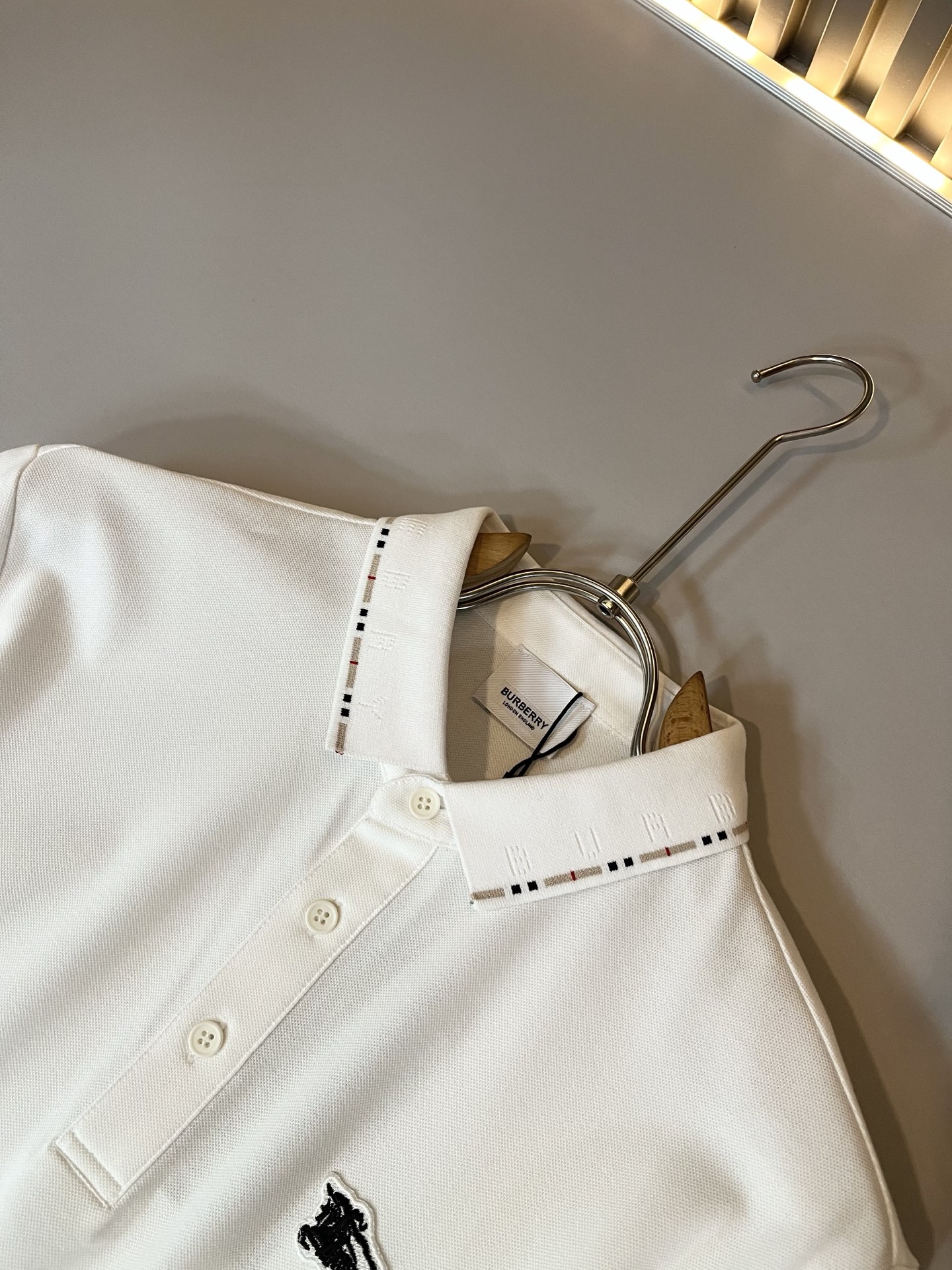 Bur*erry 巴*莉 2025春夏新款男士短袖Polo衫，品牌最新设计元素！既不单调也不复杂,恰到好