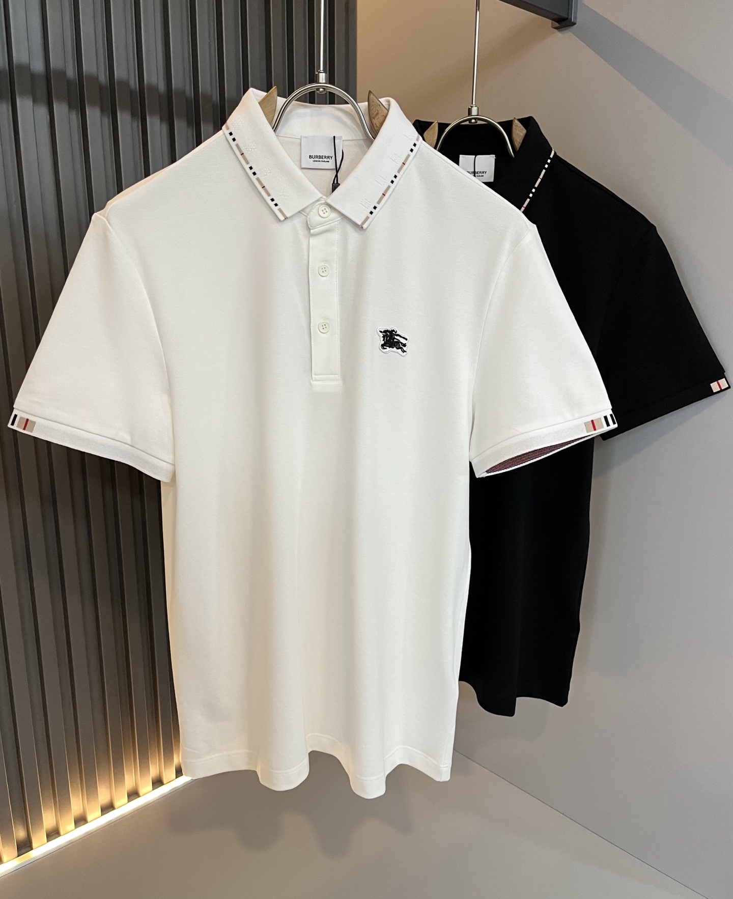 NO:514067,Bur*erry 2025 spring and summer new men's short-sleeved Polo shirt, the latest brand design element!  Neither monotonous nor complicated, it shows taste just right!  Customer-supplied top-quality custom bead flooring fabrics!  Comfortable, sweat-absorbing and breathable, the unique high-end fabric presents a simple and elegant temperament!  Embroidery design on chest logo pattern!  Full three-dimensional! Standard cutting design!  Every detail is a synchronized with high-end fashion. Size: M-3XL, burberry, T-shirt, alexander wang19860909Bur*erry 巴*莉 2025春夏新款男士短袖Polo衫,品牌最新设计元素！既不单调也不复杂,恰到好处的展现品味！客供顶级定制珠地棉面料！舒适吸汗透气根本不在话下,面料独具的高奢感呈现简约优雅气质！胸前logo图案刺绣设计！饱满立体!标准裁剪设计！每一处细节都是与高端时尚同步的体现.尺码:M-3XL,,burberry,T-shirt,alexander wang,Men's clothing