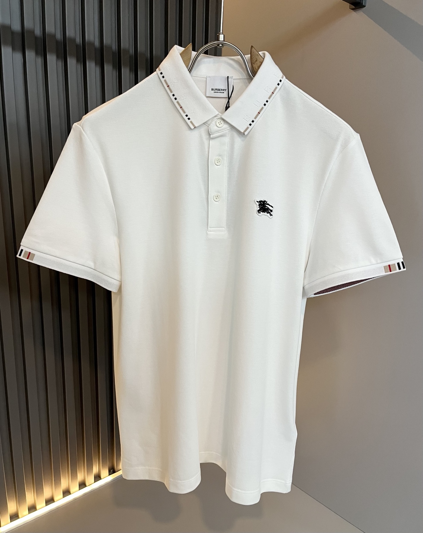 Bur*erry 巴*莉 2025春夏新款男士短袖Polo衫，品牌最新设计元素！既不单调也不复杂,恰到好