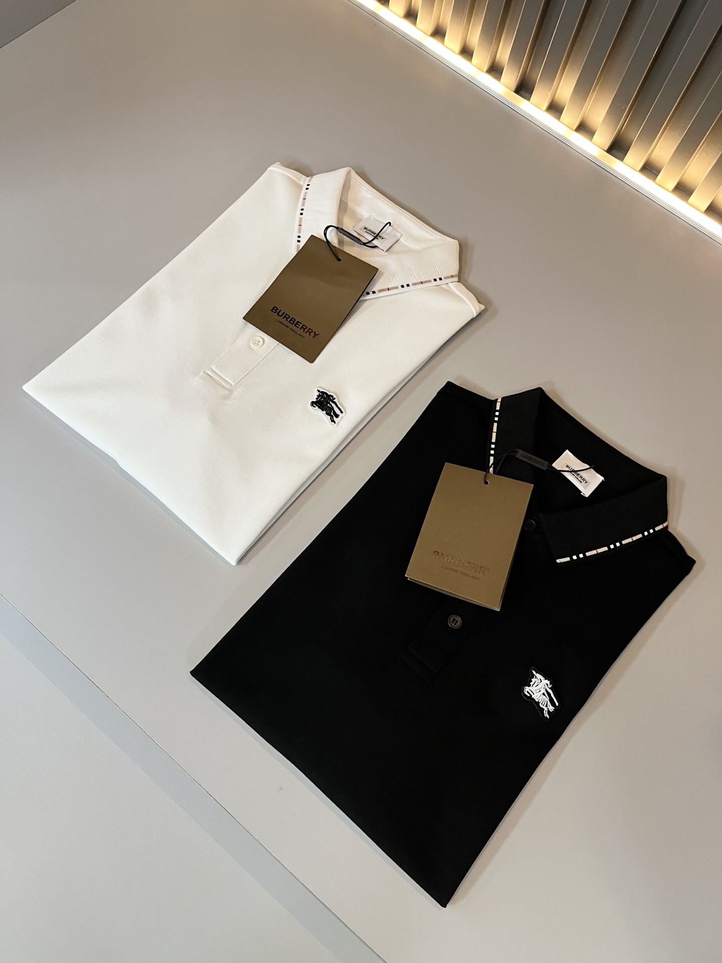 Bur*erry 巴*莉 2025春夏新款男士短袖Polo衫，品牌最新设计元素！既不单调也不复杂,恰到好