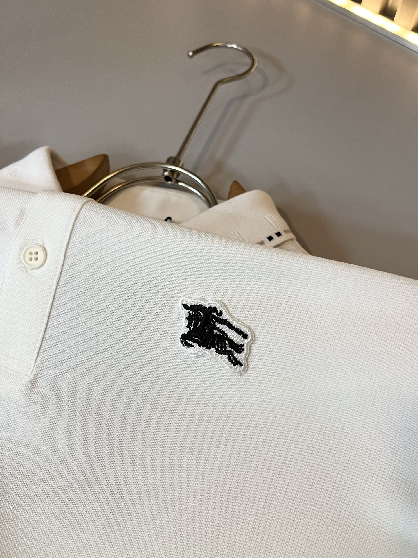 Bur*erry 巴*莉 2025春夏新款男士短袖Polo衫，品牌最新设计元素！既不单调也不复杂,恰到好