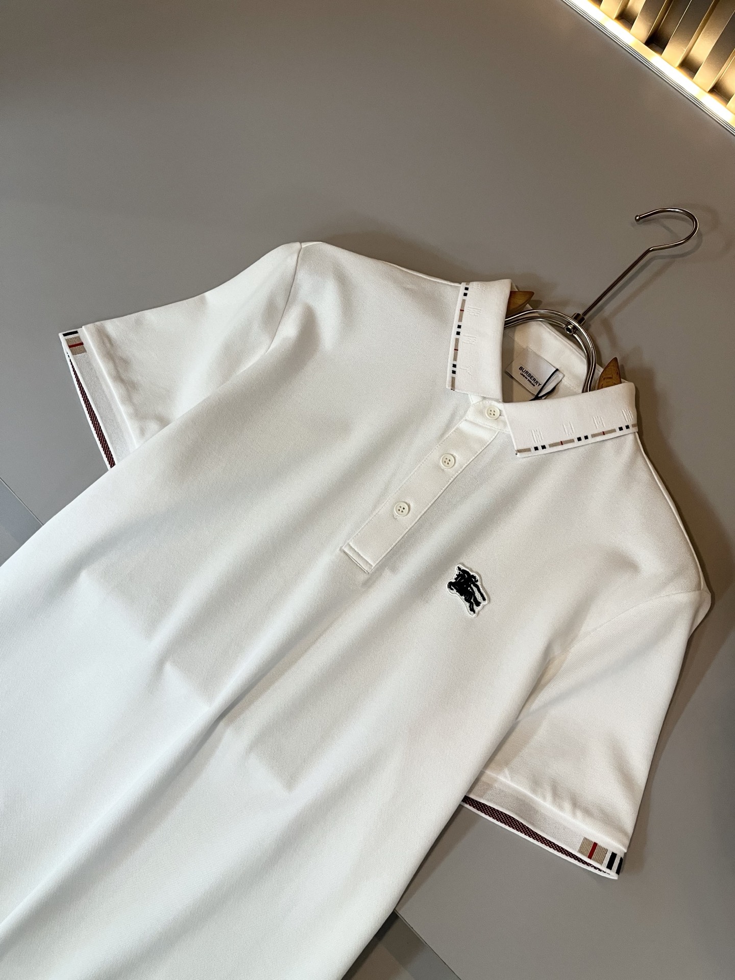 Bur*erry 巴*莉 2025春夏新款男士短袖Polo衫，品牌最新设计元素！既不单调也不复杂,恰到好