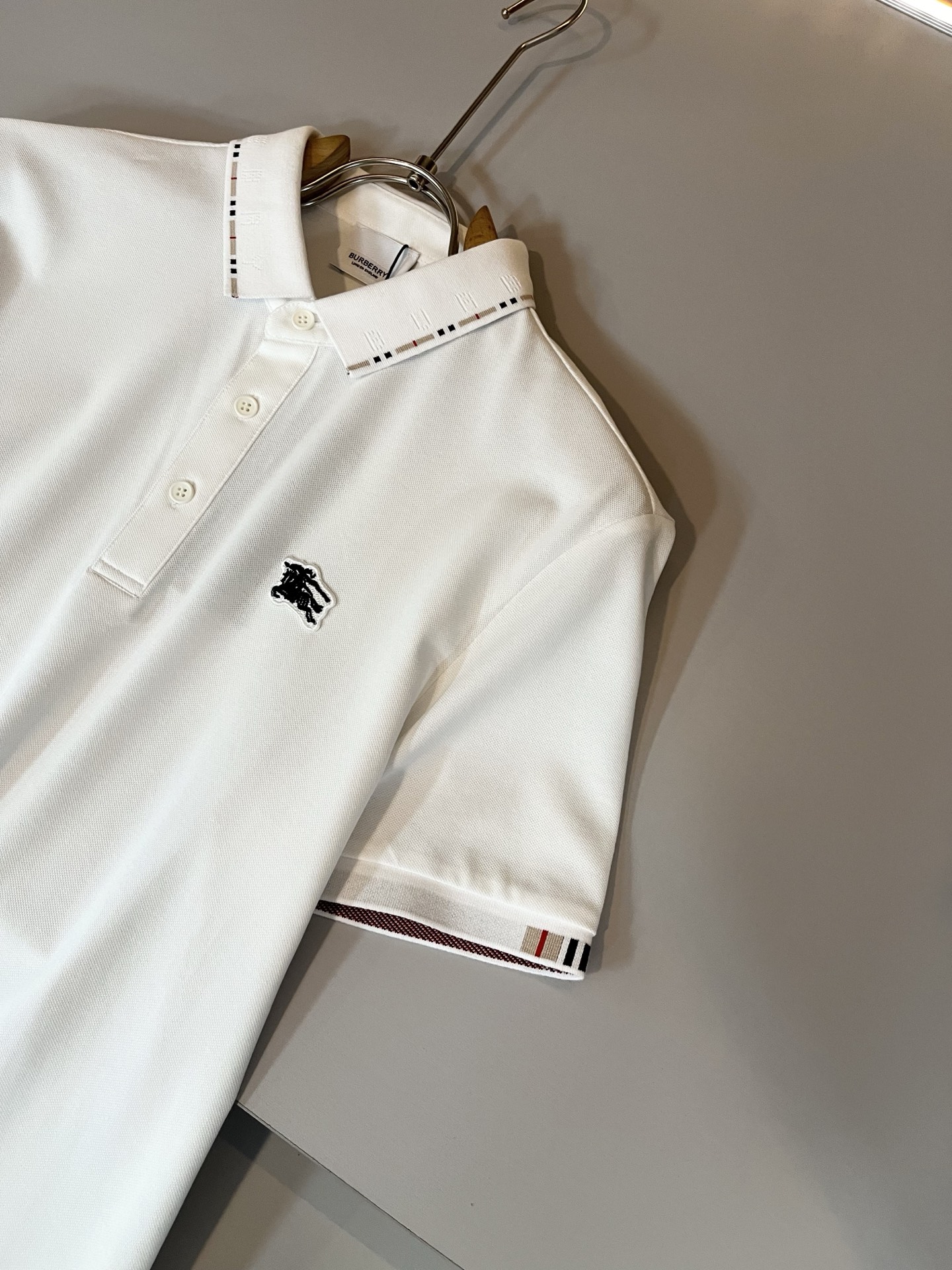 Bur*erry 巴*莉 2025春夏新款男士短袖Polo衫，品牌最新设计元素！既不单调也不复杂,恰到好