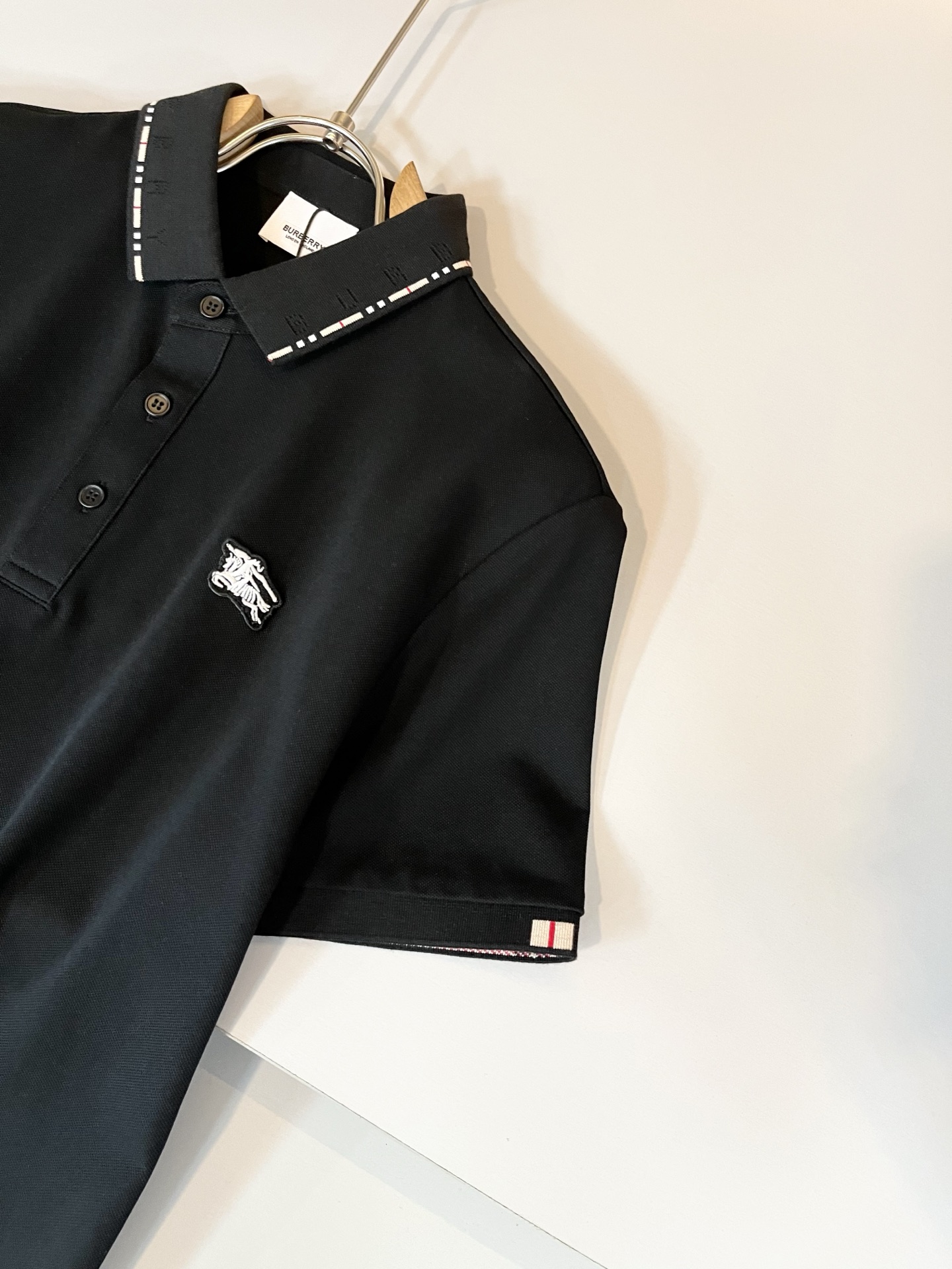 Bur*erry 巴*莉 2025春夏新款男士短袖Polo衫，品牌最新设计元素！既不单调也不复杂,恰到好