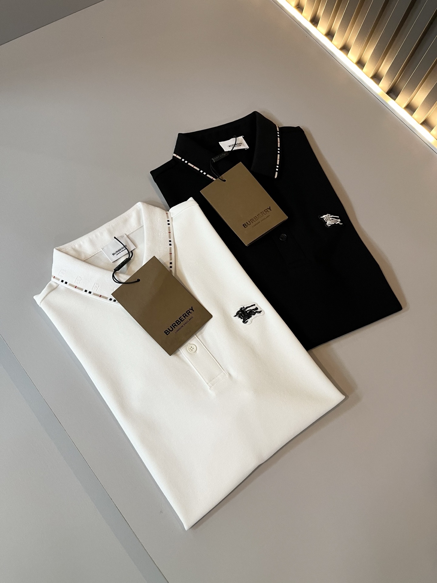 Bur*erry 巴*莉 2025春夏新款男士短袖Polo衫，品牌最新设计元素！既不单调也不复杂,恰到好
