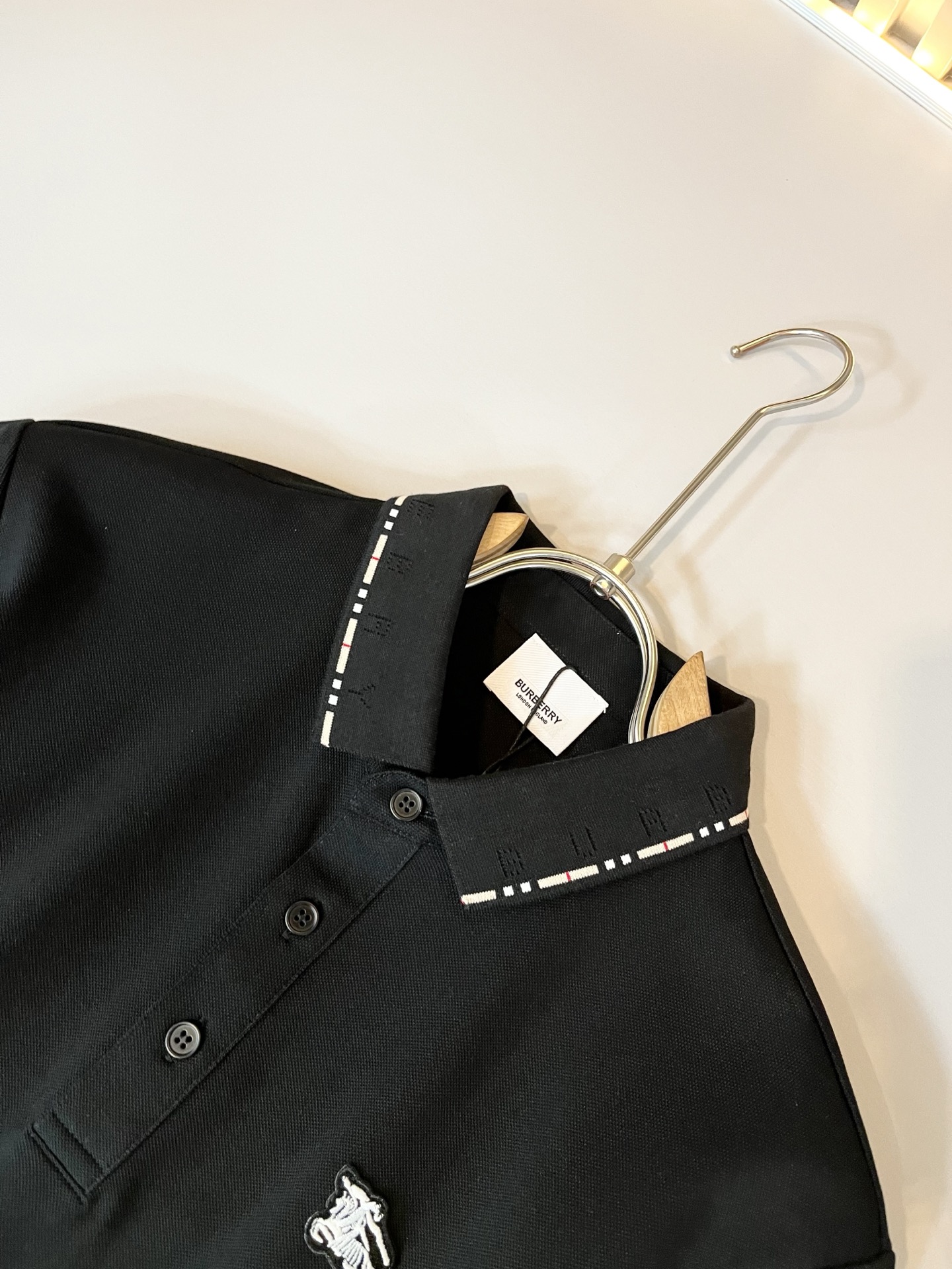 Bur*erry 巴*莉 2025春夏新款男士短袖Polo衫，品牌最新设计元素！既不单调也不复杂,恰到好