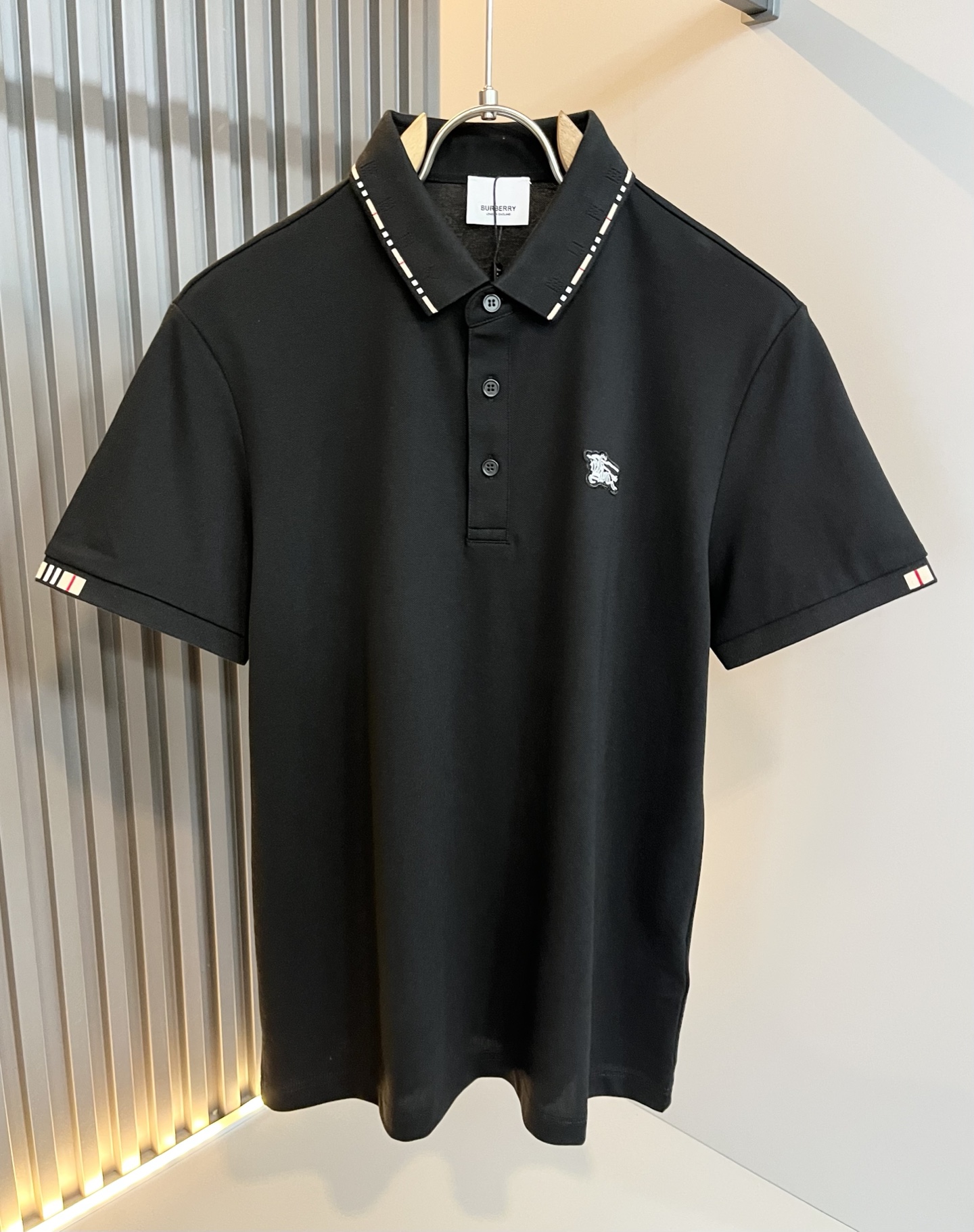 Bur*erry 巴*莉 2025春夏新款男士短袖Polo衫，品牌最新设计元素！既不单调也不复杂,恰到好