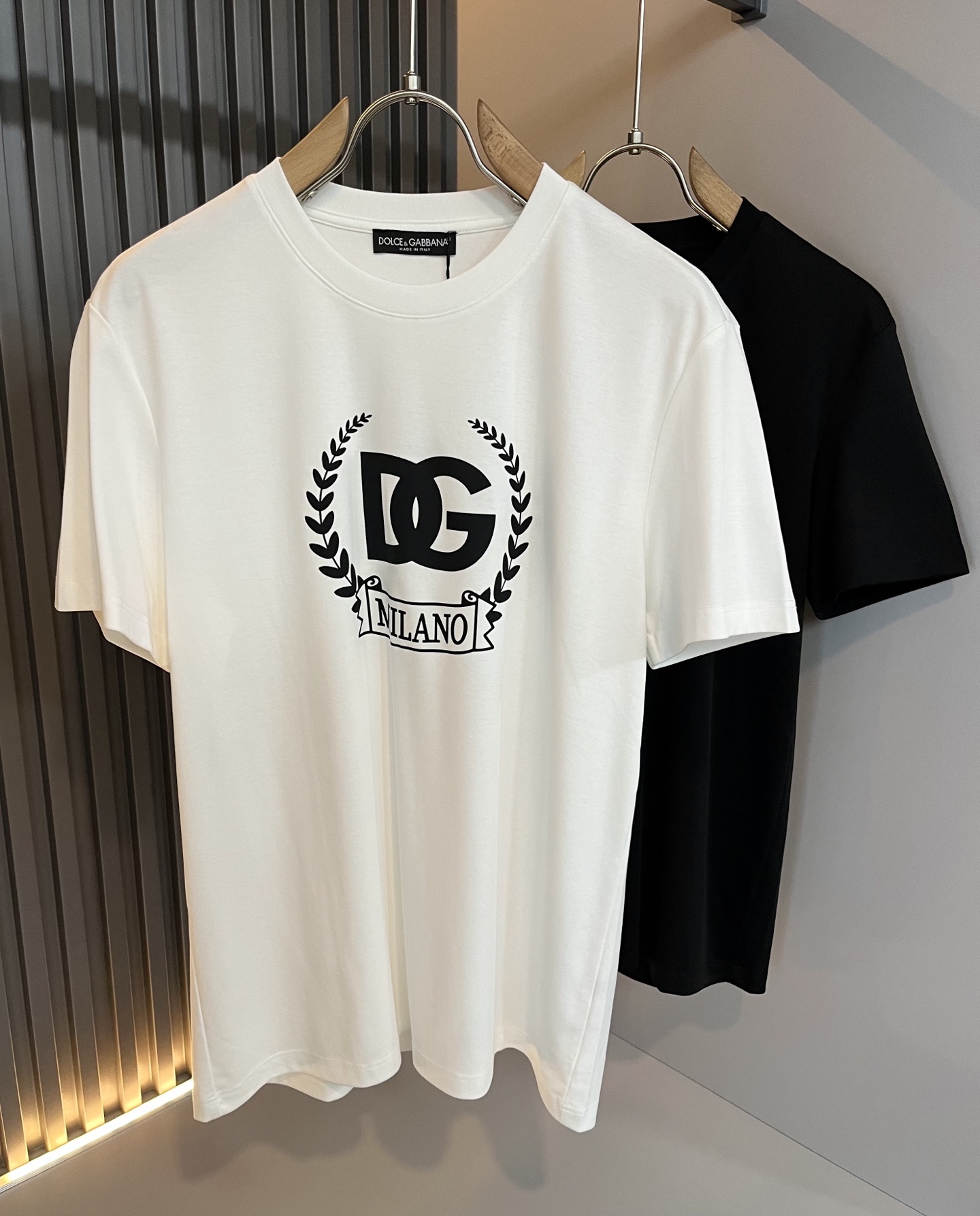 NO:505696,Dolce&Gabba*a 2025 spring and summer new short-sleeved T-shirt for men and women, and the counter is available at the same time!  Customized exclusive pure cotton fabric, with letter logo pattern on the chest and glue pressing process design!  Simple and generous, calm and versatile, extremely high-end, perfectly integrated with fashion and style, a top fashionable style that perfectly suits the outside wear!  The overall feeling is natural!  The ultimate classic versatile short-sleeved T-shirt uses the latest three-dimensional logo pressing elements to highlight the texture!  The ultimate perfection of heavy industry!  Fans who pursue high quality are please buy them by themselves, and all fans who know the goods are invited to appreciate this model together!  !  Size M-3XL, Dolce & Gabbana, Dolce & Gabbana, T-shirt,tees, t-shirt,alexander wang19860909Dolce&Gabba*a 杜嘉*纳2025春夏新款男女同款短袖T恤,专柜同步发售！定制专属纯棉面料,胸前字母logo图案压胶工艺设计！简约大方,从容百搭,档次极高,完美融入时尚还有风情感一款完美符合外穿的顶尖时髦气质款！整体给人浑然天成的感觉！极致经典的百搭型短袖T恤,采用最新的立体logo压胶元素凸显质感！极致的重工极致的完美！追求高品质的粉丝们请自行抢购,诚邀所有识货的粉丝一同鉴赏此款！！尺码M-3XL,,Dolce&Gabbana,Dolce&Gabbana,T-shirt,tees，t-shirt,alexander wang,Men's clothing