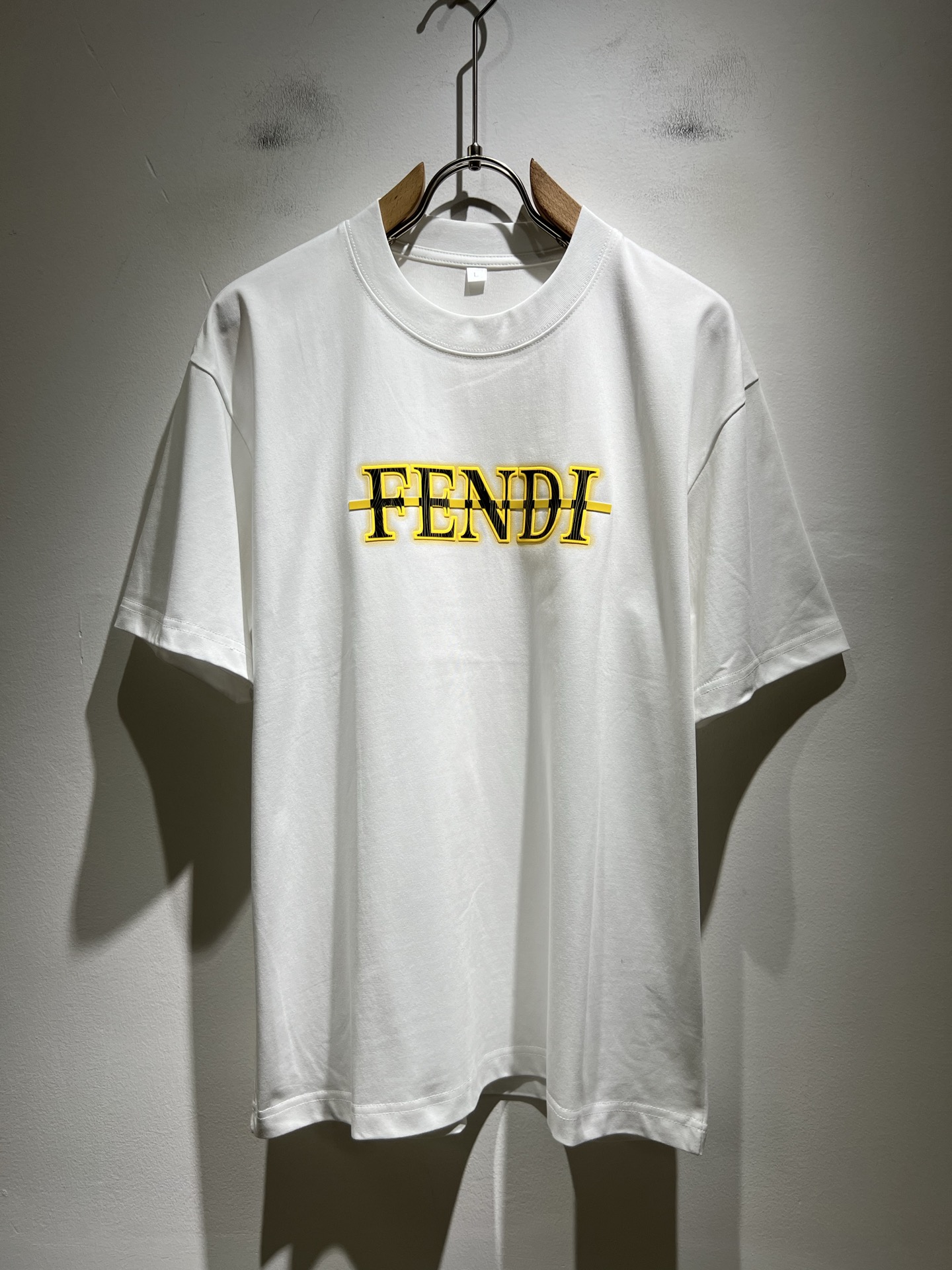 NO:504427,FEN*I FEN*Di's new spring and summer 2025 FD family FF men and women base shirt, versatile and simple short sleeves for men and women. Original Italian orders, popular FD family items, simple and pure colors. The FD family's enduring iconic products, high-quality products with full representation and full specifications, and high-quality products that all FD fans are worth buying!  Pure Yidian channel orders, high-end and popular products from the FD family, very popular items at the moment, and iconic letter logo pattern glue-on modification!  High-end goods worth keeping and giving away to others!  It is trendy and beautiful, with a full sense of trendy atmosphere, and has a very high level and specifications. It uses a very classic black and white color combination, giving people a strong visual impact and has a very high recognition. It is top-quality exclusive pure cotton fabric, created with a soft, delicate and comfortable touch, and has a very high-end and classy appearance!  Perfectly interprets the charm of the brand and leaves a deep impression. It is more fashionable and charming. It has simple, elegant and fashionable upper body, and is even more stressful for outfits!  The inner wear alone is very delicious and beautiful scenery that cannot be ignored!  Size M-4XL, fendi,dior,T-shirt,alexander wang19860909FEN*I 芬*迪2025春夏新款FD家族FF男女同款打底衫,男女同款百搭极简短袖.意大利原厂订单,FD家族人气单品,简约纯色系打造.FD家族经久不衰的标志性臻品,代表性十足,规格感十足的精品,所有FD粉丝都值得抢购的精品！纯正意代渠道订单,FD家族的高奢人气爆款产物,当下十分火爆的单品,标志性字母logo图案压胶修饰！值得自留和送人的高端货！新潮又好看,潮流气息感十足,档次规格感极高,并且采用十分经典的的黑白双色搭配,给人的视觉冲击感相当强烈,有着极高的辨识度,顶级专属纯棉面料,打造,触感柔软细腻舒适,品相相当高级有档次！完美诠释品牌魅力,给人留下深刻印象.更具时尚与韵味,上身简约大方时尚,对于穿搭更是毫无压力！单穿内搭都极有味道,不可忽视的靓丽风景线！ 尺码M-4XL,,fendi,dior,T-shirt,alexander wang,Men's clothing