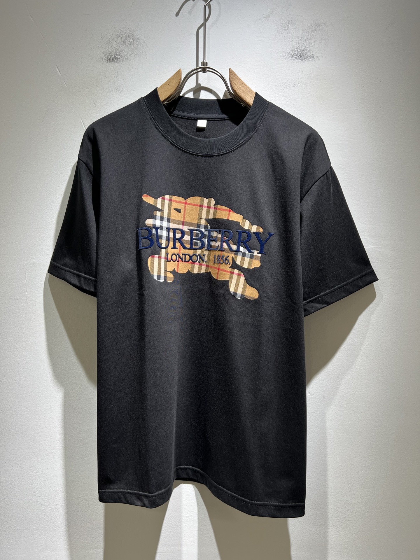 NO:504397,BURBER*Y Ba*li's new spring and summer 2025 short-sleeved T-shirt for men and women, is coming, and is made of a popular environmentally friendly pure cotton fabric recently. It is a high-end outdoor sports and leisure series, which is very popular in sports!  BUR's latest special material, logo pattern glue pressing design!  Fabric is also called memory cloth, which refers to fabrics with morphological memory functions. It instantly kills all versions on the market. It can only be said that it is not a level at all. Whether it is material, detail restoration and craftsmanship, you are not afraid of any challenges. Just to contribute wonderful products to everyone. As always, it is consistent. A style that implements the core concept of BUR will be closely tied to fashion, always maintaining perfection, a simple but not simple design style that perfectly meets the outfit you need in daily life. Size: M-4XL, burberry, T-shirt, tees, t-shirt, alexander wang19860909BURBER*Y巴*莉2025春夏新品男女同款短袖T恤,重磅来袭,最近比较火热的环保纯棉面料制作而成,高端户外运动休闲系列,非常火热运动风潮！BUR最新研发的特殊材质,标志logo图案压胶设计！面料也叫记忆布,是指具有形态记忆功能的面料,秒杀市面上一切版本,只能说根本就不是一个级别的存在,不管是材质还是细节还原度以及工艺制作方面,不惧任何挑战,只为给大家奉献绝妙产物一如既往,始终如一,贯彻了BUR核心理念的一个款式将与时尚紧紧的捆绑在一起,时刻保持完美,简约而不简单的的设计风格,完美的满足了你日常所需要的穿搭.尺码:M-4XL,,burberry,T-shirt,tees，t-shirt,alexander wang,Men's clothing