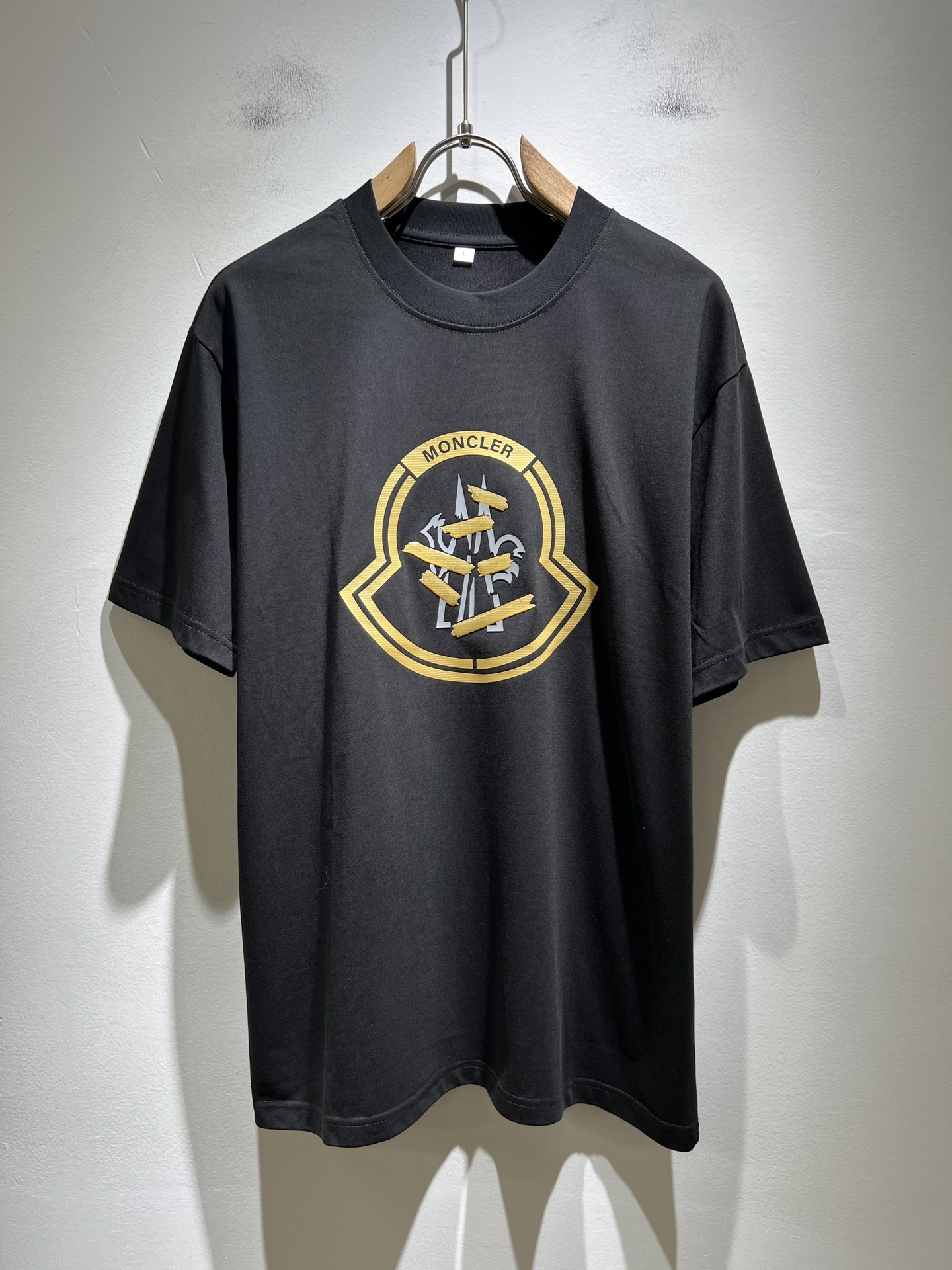 NO:504423,Moncler Mengjia 2025 Spring and Summer Men and Women's Same Style Couple Style Latest Trade Order Short-Sleeve T-shirt, Full Quality!  !  Internet celebrity style!  Designed with logo pattern!  The upper body is comfortable and breathable, not stiff, and the overall three-dimensional feeling is rich. Quality export orders, customized exclusive pure cotton fabric tailoring to meet the simple needs of commuters for dressing. The upper body is very effective, slim and not picky about the figure. The fabric workmanship... Improper, only good craftsmanship can make you feel good and tasteful. A must-have item for everyone!  Size M-4XL, T-shirt,tees,t-shirt,alexander wang19860909Moncler蒙家 2025春夏男女同款情侣款最新的贸易订单短袖T恤,全品相！！网红款！采用logo图案印花设计！上身舒适透气,不僵硬,整体有着丰富的立体感,品质出口订单,定制专属纯棉面料剪裁,满足通勤人们对于着装的简约需求,上身效果很好,显瘦,不挑剔身材.面料做工....无可挑剔,好工艺好面料才能穿出好品味一款,人手必备单品！尺码M-4XL,,T-shirt,tees，t-shirt,alexander wang,Men's clothing