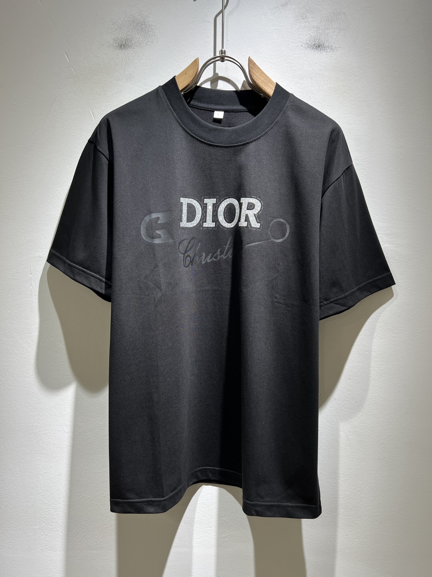 NO:504408,Dio*Dijia 2025 spring and summer new short-sleeved T-shirt for men and women, and the counter is available at the same time!  Customized exclusive 260g pure cotton fabric, customized original craft threads, chest logo pattern glue pressing technology design!  Simple and generous, calm and versatile, extremely high-end, perfectly integrated with fashion and style, a top fashionable style that perfectly suits the outside wear!  The overall feeling is natural!  The ultimate classic versatile short-sleeved T-shirt is designed with the latest three-dimensional letter logo print elements!  The ultimate perfection of heavy industry!  Fans who pursue high quality are please buy them by themselves, and all fans who know the goods are invited to appreciate this model together!  !  Color black white Size M-4XL,,dior,dior,T-shirt,tees,t-shirt,alexander wang19860909Dio*迪家 2025春夏新款男女同款短袖T恤,专柜同步发售！定制专属260克纯棉面料,定制原版工艺螺纹,胸前logo图案压胶工艺设计！简约大方,从容百搭,档次极高,完美融入时尚还有风情感一款完美符合外穿的顶尖时髦气质款！整体给人浑然天成的感觉！极致经典的百搭型短袖T恤,采用最新的立体字母logo印花元素设计！极致的重工极致的完美！追求高品质的粉丝们请自行抢购,诚邀所有识货的粉丝一同鉴赏此款！！颜色黑色 白色 尺码M-4XL,,dior,dior,T-shirt,tees，t-shirt,alexander wang,Men's clothing