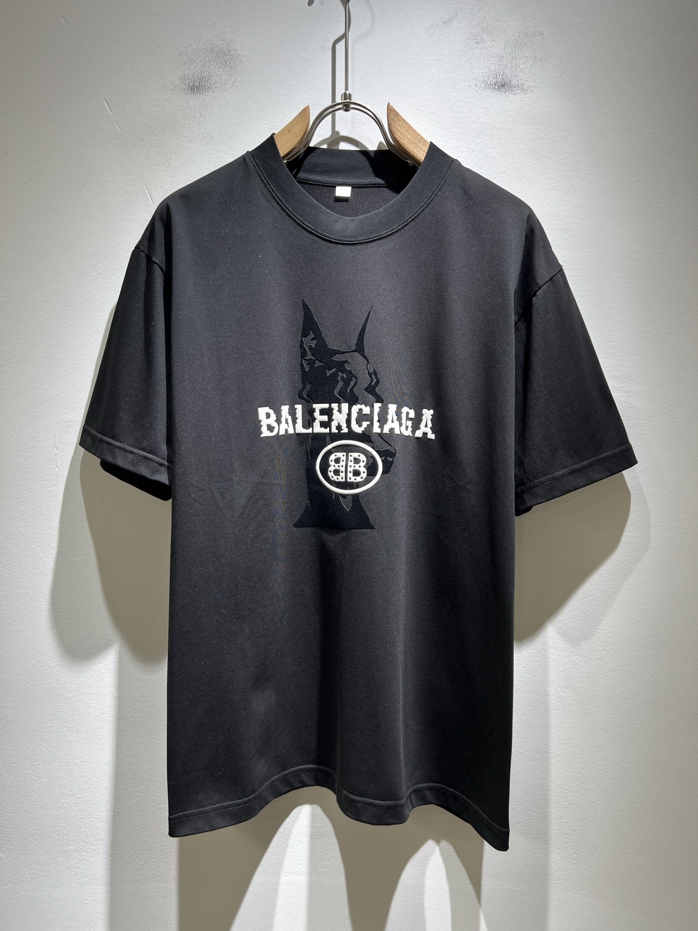 NO:504436,BALENCI*GA Paris* Home 2025 Spring and Summer New Men and Women's Same Short-Sleeve T-shirt!  Fashionable casual short-sleeved T-shirt with catwalk pattern prints!  Design logo glue pressing design!  The most designed and selected customer-supplied 260g pure cotton fabric, which feels soft and skin-friendly, is comfortable and breathable, and you can’t picky about the real thing!  Loose, small, shoulder-dead round neck cut, genderless couple mixed styles, opening up a new fashion charm!  Differentiate the market version of the high-end custom series!  Size M-4XL, balenciaga, T-shirt,tees, t-shirt,alexander wang19860909BALENCI*GA巴黎*家 2025春夏新款男女同款短袖T恤！走秀图案印花时尚休闲短袖T恤衫！设计logo压胶设计！极具设计精选客供260g纯棉面料,手感柔软亲肤,着身舒适透气性都无法挑剔,实物绝对会让你爱不释手！宽松小落肩的圆领版型裁剪,无性别主义的情侣混穿款式,打开全新的时装新韵味！区别市场版本高定系列！尺码M-4XL,,balenciaga,T-shirt,tees，t-shirt,alexander wang,Men's clothing