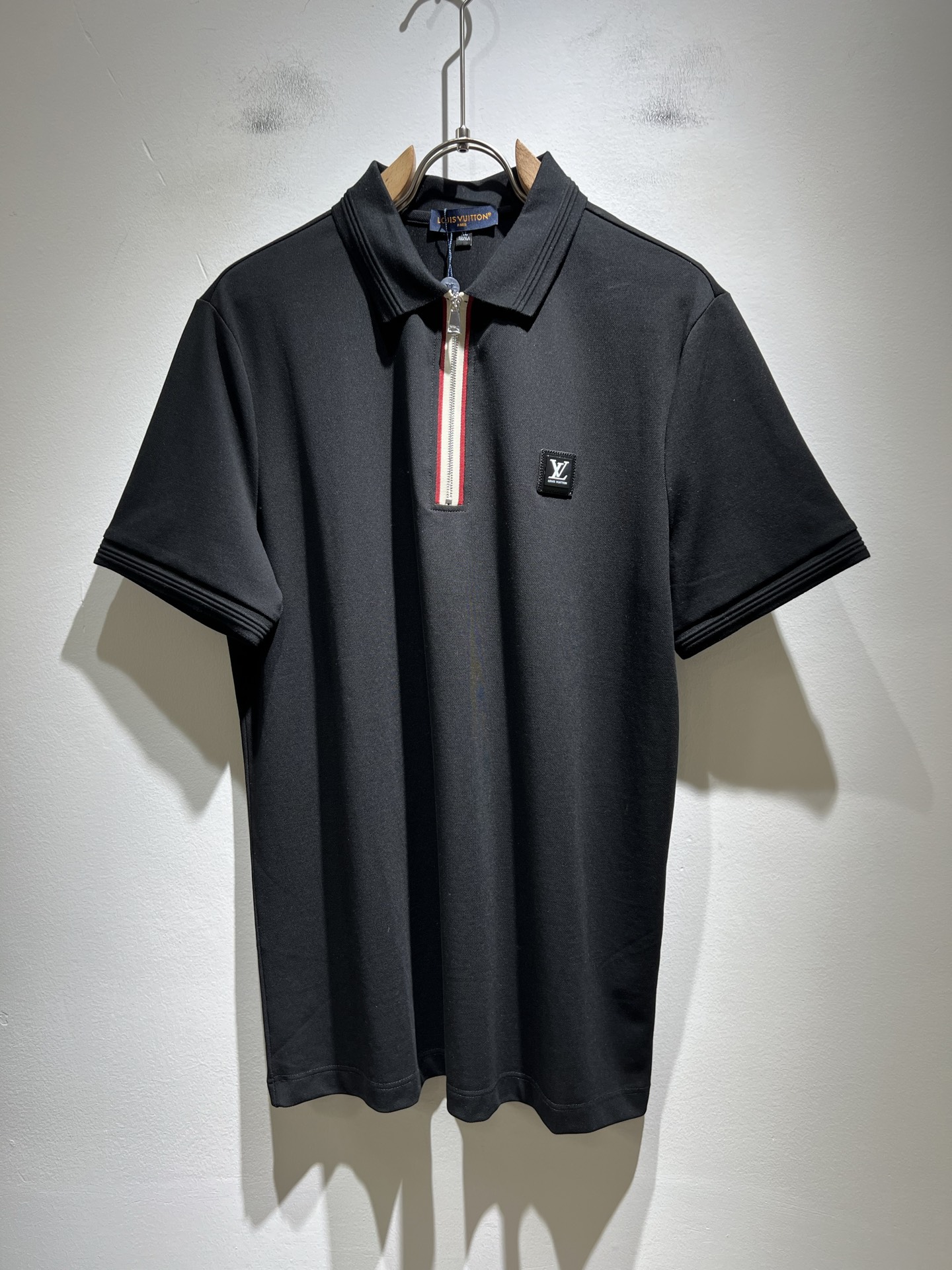 NO:504418,Louis Vuit*on Louis*den's new short-sleeved Polo shirt in spring and summer 2025, the latest craftsmanship and fashion elements design concept!  Chest logo badge design!  The styles are more diverse. The seemingly simple styles are actually more time-consuming to customize the original bead floor cotton fabric in fabrics and craftsmanship!  Classic Louis craftsmanship requirements are very high!  !  A thin Polo shirt that every man should buy!  Size M-4XL, louis vuitton,louis vuitton,t-shirt,alexander wang19860909Louis Vuit*on路易*登2025春夏新款短袖Polo衫,最新工艺时尚元素设计理念！胸前logo徽章设计！款式穿搭起来更加的多样化.看似简单的款式,其实在面料以及工艺制作上更费时定制原版珠地棉面料！经典路易此类工艺要求非常高！！轻薄每一个男士都应该入手的Polo衫！尺码M-4XL,,louis vuitton,louis vuitton,T-shirt,alexander wang,Men's clothing