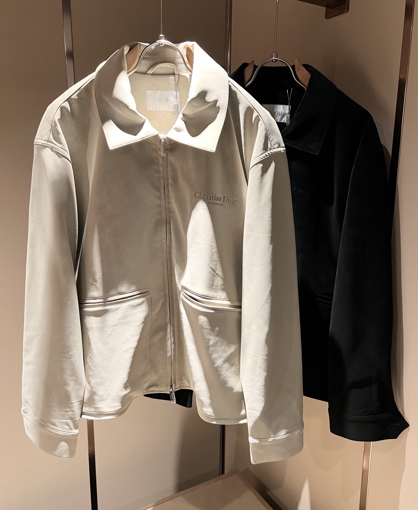 NO:504412,Dio*r Dio 2025 autumn and winter men's jacket, the latest fashionable wash-up leather casual jacket, trading company channels are rare, and it is released on the official website at the same time, and the chest embossed logo pattern design!  The most anticipated high-quality products of male gods are coming, making you feel what is truly high luxury and connotation! Full of brand style!  The most enjoyable dressing experience you enjoy! It perfectly enhances the overall luxury and class, and you can get a high-end luxury atmosphere at a glance!  The upper body is versatile and simple, and it is not picky about people. It can easily deal with various occasions and environments. It is undoubtedly a must-have item for daily commuting! Size S-2XL, dior, jackets & coats, jackets & coats, alexander wang19860909Dio*r迪*奥2025秋冬男士夹克外套,最新时尚洗水皮休闲夹克,贸易公司渠道稀出,同步官网发售,胸前压花logo图案设计！男神最为期待的精品狠货重磅来袭,让你感受到什么叫真正的高奢有内涵!满满的品牌风格！你最为享受的穿着体验! 完美提升了整体的奢华档次感,一眼就能Get到的高端奢华气息！上身百搭简约不挑人,轻松应对各种场合与环境,属于日常通勤必备的臻品无疑!尺码S-2XL,,dior,jackets & coats,jackets & coats,alexander wang,Men's clothing