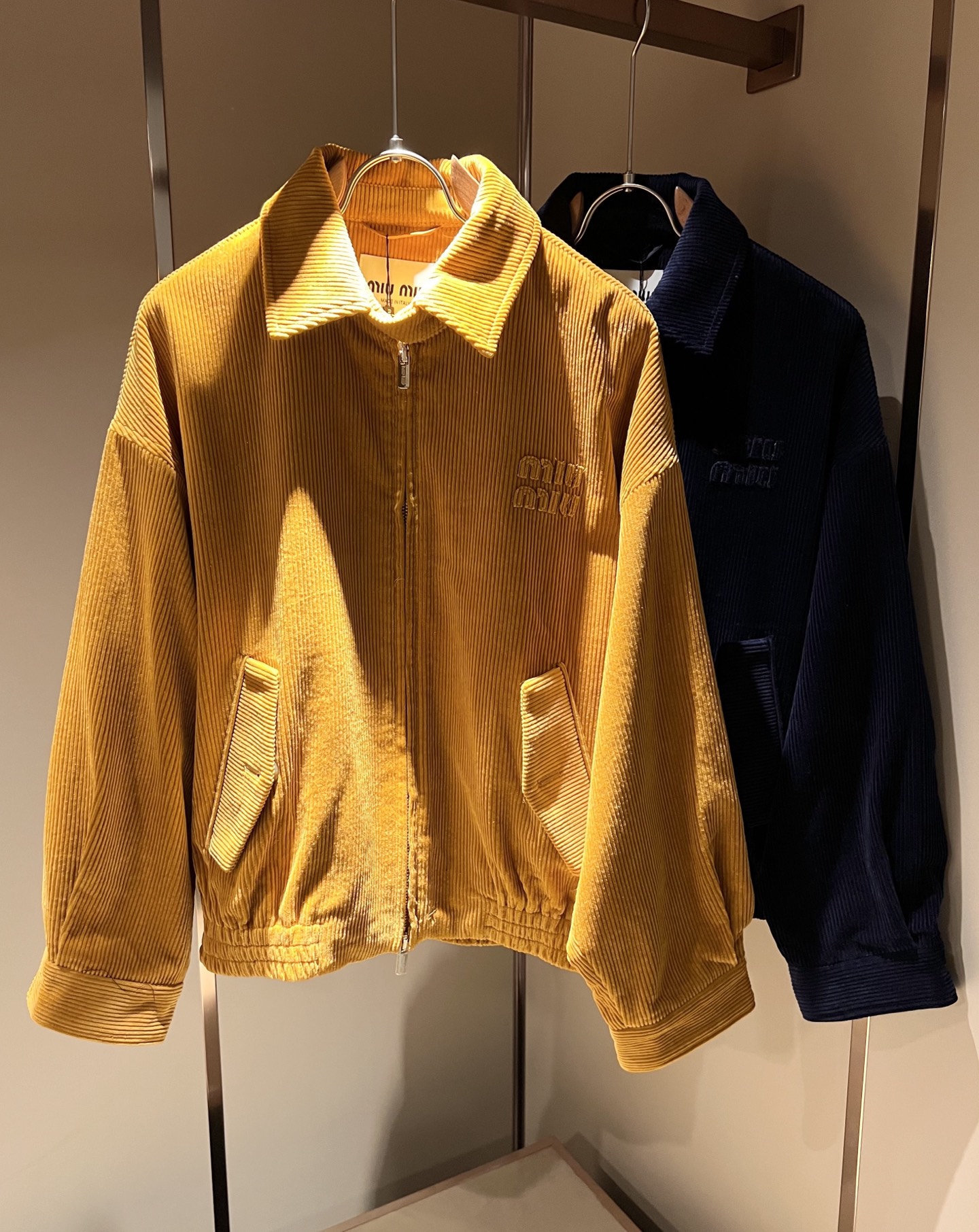 NO:504417,MIUMIU Misunderstanding 2025 autumn and winter new men and women's same jacket jacket, the latest brand design elements!  Neither monotonous nor complicated, it shows taste just right!  Top corduroy fabrics are available in customer service!  Comfortable, sweat-absorbing and breathable, the unique high-end fabric presents a simple and elegant temperament!  Chest logo patch design!  Full three-dimensional! Standard cutting design!  Every detail is a synchronized with high-end fashion. Size: S-2XL, miumiu, jackets & coats, jackets & coats, alexander wang19860909MIUMIU 谬谬 2025秋冬新款男女同款夹克外套,品牌最新设计元素！既不单调也不复杂,恰到好处的展现品味！客供顶级灯芯绒面料！舒适吸汗透气根本不在话下,面料独具的高奢感呈现简约优雅气质！胸前logo贴布设计！饱满立体!标准裁剪设计！每一处细节都是与高端时尚同步的体现.尺码:S-2XL,,miumiu,jackets & coats,jackets & coats,alexander wang,Men's clothing