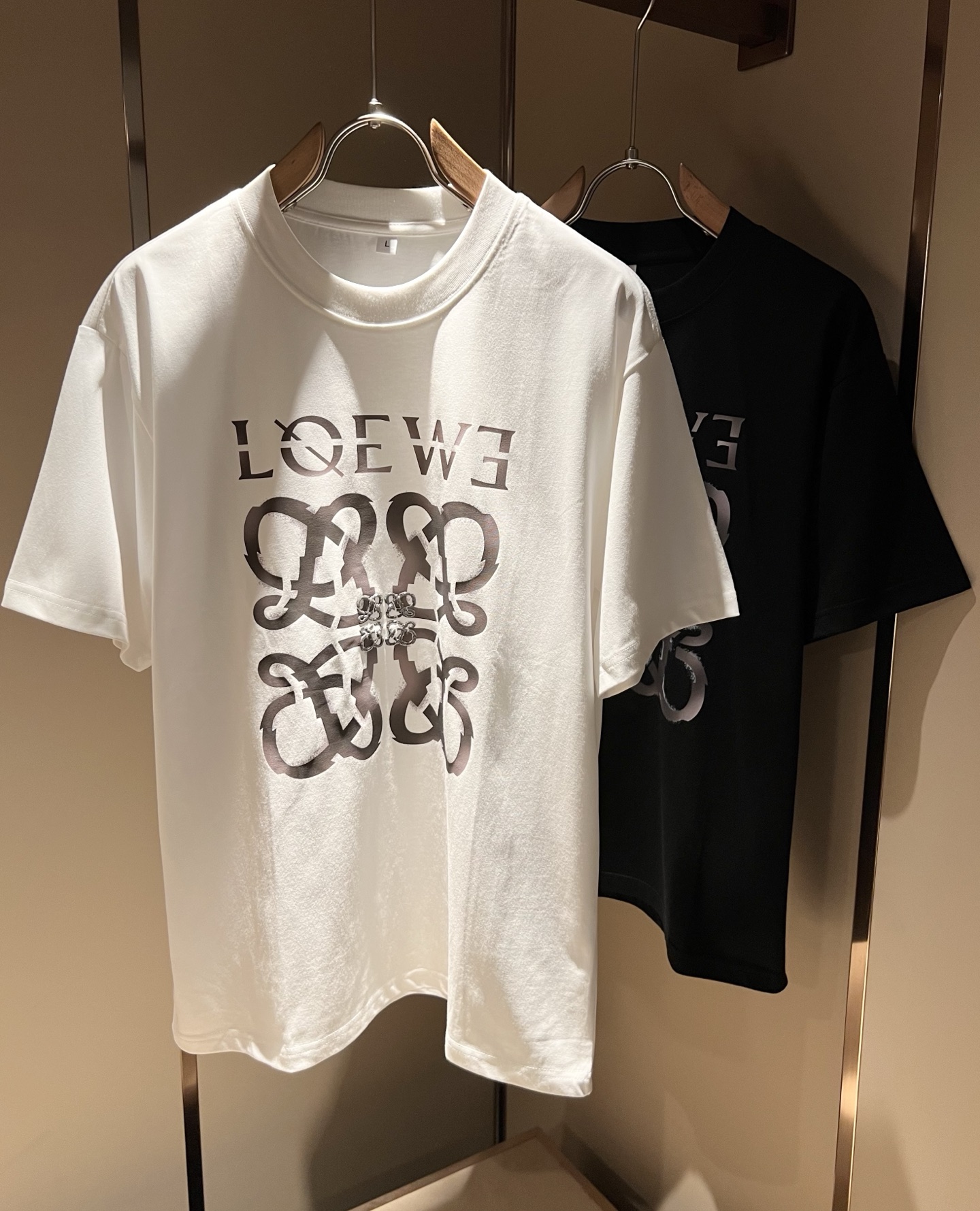 NO:504416,LOE*WE Luo*We 2025 spring and summer new short-sleeved T-shirt for men and women, original Italian order channel, very personalized and high-end style, logo pattern offset printing technology design!  Couple pure cotton short-sleeved T-shirt!  !  The latest fashion trends and popular products are here, and it is another simple and high-end fashion item. It is a fashion product with very high-end outfit charm. It is a must-have item for fashion trends!  Original Italian manufacturer channels, special-level orders, and released at the same time as Hong Kong, Macao and Taiwan buyers. This model is also the latest popular product of Luo Yiweijia this year and the most classic product. Its specifications and grades are beyond doubt!  !  The choice is very diverse, and it can be said that this model naturally has a fresh and natural feeling, showing the brand charm and high-end feeling. The texture of this model is very good, and the heavy weight and brilliant skin-friendliness that can be seen with hands are even better, and it is a complete enjoyment of wearing!  !  Size: M-4XL, loewe, loewe, T-shirt,tees, t-shirt,alexander wang19860909LOE*WE罗*威 2025春夏新款男女同款短袖T恤,意大利原厂订单渠道,极具个性高级风,标志logo图案压胶印花工艺设计！情侣款纯棉短袖T恤！！最新时尚潮流人气产物驾到,又是一款简约高级的时尚单品,穿搭魅力十分高级不俗的时尚产物 ,时尚潮流必备单品！意大利原厂渠道,特供级别订单,同步港澳台买手店发布,此款也是罗意威家今年的最新人气产物,也是最经典的产物,其规格跟档次更是毋庸置疑！！ 选择极具多样化,言而喻此款自然具备那种清新自然的感觉,彰显品牌魅力与高级感,此款的质感十分的到位,用手可以感知的重磅跟出彩亲肤程度更是上佳,十足的穿着享受！！尺码: M-4XL,,loewe,loewe,T-shirt,tees，t-shirt,alexander wang,Men's clothing