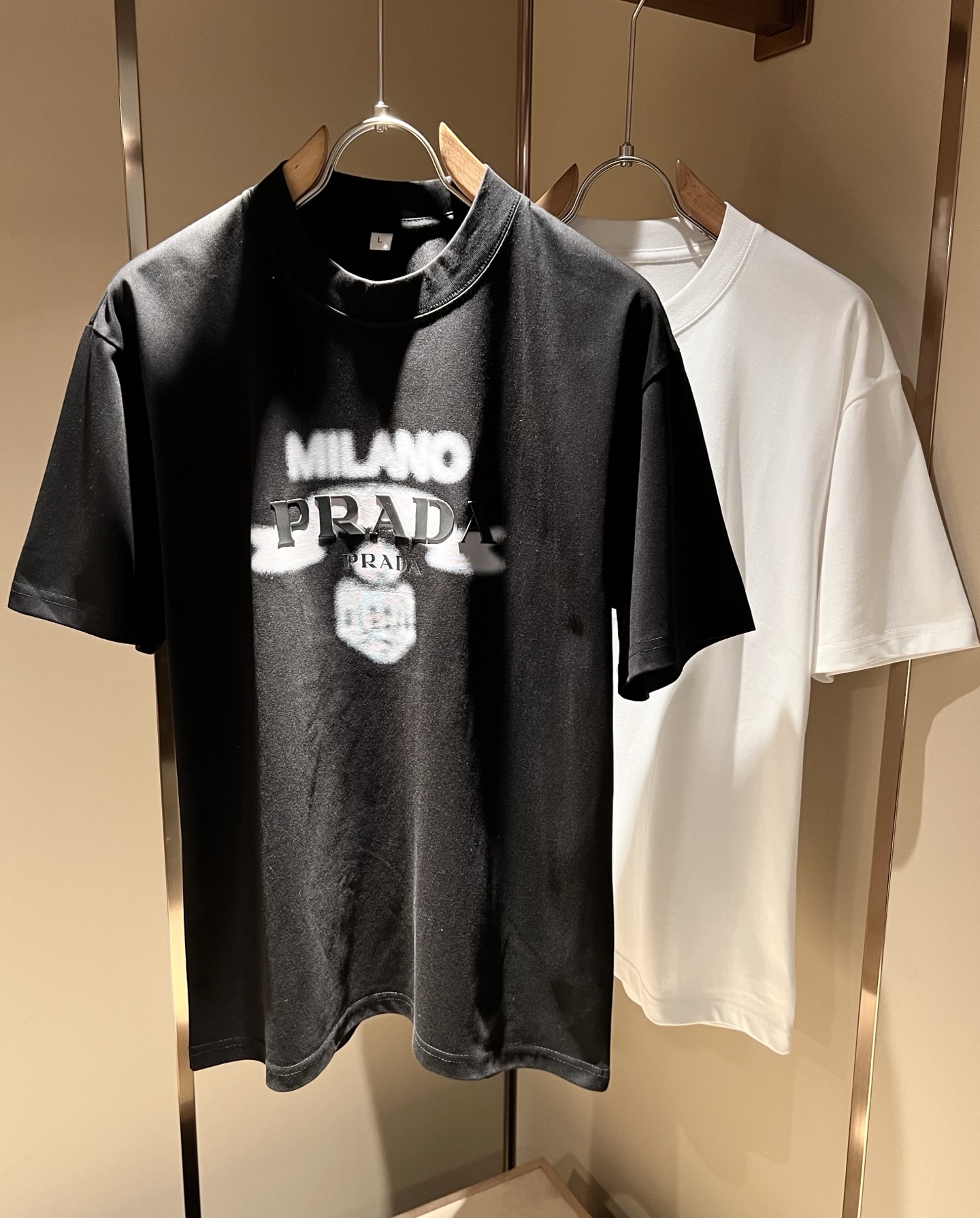 NO:504411,PRAD*A Pu*da 2025 spring and summer new short-sleeved T-shirt for men and women, the latest model is exclusively available on the entire network!  !  ~ It is classic and fashionable and versatile, who doesn’t like it? It will show the classic again. It is very pleasing to the eye and comes with a low luxury halo and recognition!  Pr*da's traditional brand concept and modern advanced technology are perfectly combined. Coupled with the extremely modern and simple design, P's exclusive logo pattern glue pressing design!  Customized 100% imported pure cotton fabric!  The texture of this model is quite touching, the specifications and grades are known with tentacles. The degree of delicateness and breathability are top-notch!  Size M-4XL, prada, T-shirt,tees, t-shirt,alexander wang19860909PRAD*A普*达2025春夏新款男女同款短袖T恤,最新款全网独家首上！！~既经典有时尚百搭,谁不爱啊,将经典再次展现,非常的耐看,自带低奢光环与辨识度！Pr*da传统的品牌理念和现代化的先进技术进行了完美结合.加上极其现代摩登风范的简约设计,p家专属logo图案压胶设计！定制百分百进口纯棉面料！此款的质感相当感人 触手便知规格档次 细腻程度与透气效果堪称顶级！尺码M-4XL,,prada,T-shirt,tees，t-shirt,alexander wang,Men's clothing