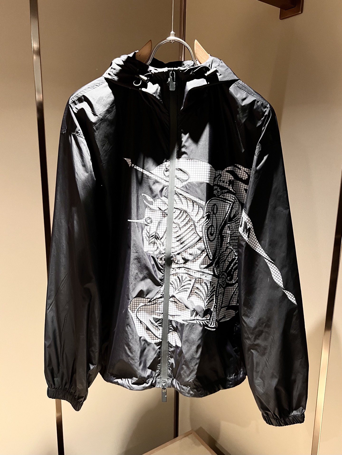 NO:504396,BURBER*Y BAR*Li’s new autumn and winter jacket is coming. It is made of a popular environmentally friendly polyester memory fabric recently. It is a high-end outdoor sports and leisure series, which is very popular!  The latest special material developed by BUR, memory fabric, is also called memory cloth, which refers to fabrics with morphological memory functions, and the chest logo pattern printing design!  Selling all versions on the market in seconds is not a level at all. Whether it is material, detail restoration and craftsmanship, you are not afraid of any challenges. Just to contribute wonderful products to everyone as always and consistently. A style that implements the core concept of BUR tightly ties the plaid and fashion, always maintains perfection, a simple but not simple design style perfectly meets the outfit you need in daily life. Size: S-XL, burberry, jackets & coats, jackets & coats, alexander wang19860909BURBER*Y巴*莉2025秋冬新品夹克外套重磅来袭,最近比较火热的环保聚酯纤维记忆面料制作而成,高端户外运动休闲系列,非常火热运动风潮！BUR最新研发的特殊材质,记忆面料也叫记忆布,是指具有形态记忆功能的面料,胸前logo图案印花设计！秒杀市面上一切版本,只能说根本就不是一个级别的存在,不管是材质还是细节还原度以及工艺制作方面,不惧任何挑战,只为给大家奉献绝妙产物一如既往,始终如一,贯彻了BUR核心理念的一个款式将格纹与时尚紧紧的捆绑在一起,时刻保持完美,简约而不简单的的设计风格,完美的满足了你日常所需要的穿搭.尺码:S-XL,,burberry,jackets & coats,jackets & coats,alexander wang,Men's clothing