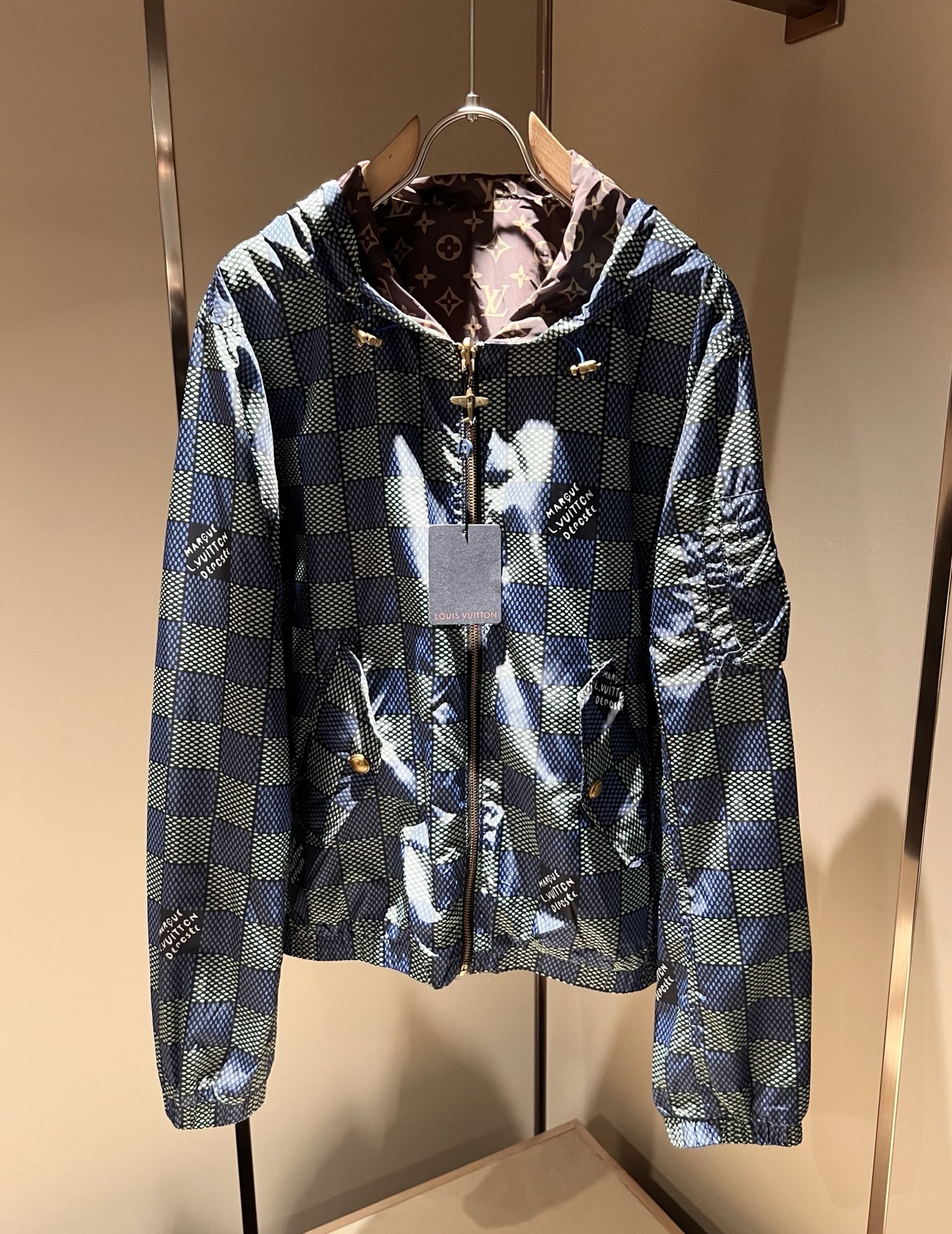 NO:504402,Louis Vuitt*LouisDen Double-sided Jacket!  2025 autumn and winter new latest cotton jacket jacket, three-dimensional presbyterian pattern jacket!  Trading company channels are even very scarce and difficult to encounter, a high-end luxury product that is hard to find!  This jacket is made of customized high-density nylon material, and the fabric is excellent in color and performance!  While modifying the neck lines, it brings a sense of ability and simplicity!  The loose style covers the flesh and makes you look slim, and it changes the brand's traditional business sense and adds a trendy atmosphere. V's masterpieces in autumn and winter, hurry up and buy them!  Size S-XL, louis vuitton,louis vuitton,jackets & coats,jackets & coats,alexander wang19860909LouisVuitt*路易*登 双面夹克！2025秋冬新品最新款棉服夹克外套,立体老花图案装夹克外套！贸易公司渠道,甚至到非常稀缺很难遇到,一件难求的高奢臻品！本款夹克选用客供定制高密度尼龙材质打造,面料无论是配色或是性能都相当出色！修饰颈部线条的同时有带来了一件干练和率性感！宽松的版型,上身遮肉显瘦,且一改品牌传统的商务感,增添了一份潮流气息,V家秋冬季的杰作,抓紧抢购哦！尺码S-XL,,louis vuitton,louis vuitton,jackets & coats,jackets & coats,alexander wang,Men's clothing