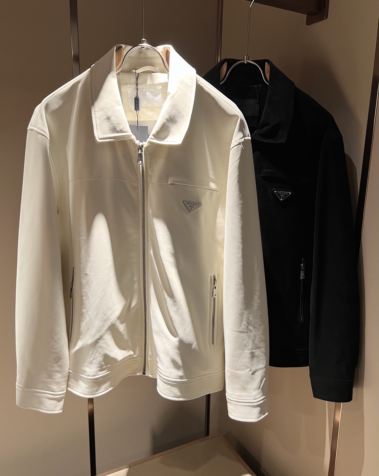 NO:504407,PRAD*A Pu*da 2025 autumn and winter new men and women's same-sized wash leather jacket, the latest fashionable and casual zipper jacket, fashionable jacket! Trading company channels are rare, and it is released on the official website. The most anticipated high-quality products of the male and goddesses are coming, making you feel what it means to be truly high and luxurious! This jacket is made of P-fabric professional custom wash leather fabric, with a neat and smooth surface and lustrous texture, and the texture is obvious through the screen. The upper body is comfortable, light and not stuffy, and the windproof gives you the most enjoyable wearing experience! The body is exquisite hardware logo badge accessories!  Perfectly enhance the overall sense of luxury and class, and you can get a high-end luxury atmosphere at a glance! Basic regular jacket style cut, versatile and simple upper body, not picky, easy to deal with various occasions and environments, is undoubtedly a must-have item for daily commuting! Size S-2XL, prada, jackets & coats, jackets & coats, alexander wang19860909PRAD*A普*达2025秋冬新款男女同款洗水皮夹克外套,最新时尚休闲拉链夹克,时尚夹克外套!贸易公司渠道稀出,同步官网发售,男神女神最为期待的精品狠货重磅来袭,让你感受到什么叫真正的高奢有内涵!此款夹克外套选用了P家专业定制洗水皮面料制成,表面整洁光滑且富有光泽,质感透过屏幕都显而易 见,上身舒适轻盈不闷热, 防风给你最为享受的穿着体验!衣身精致五金Logo徽章配饰！完美提升了整体的奢华档次感,一眼就能Get到的高端奢华气息!基础常规的夹克版型裁剪,上身百搭简约不挑人,轻松应对各种场合与环境,属于日常通勤必备的臻品无疑!尺码S-2XL,,prada,jackets & coats,jackets & coats,alexander wang,Men's clothing