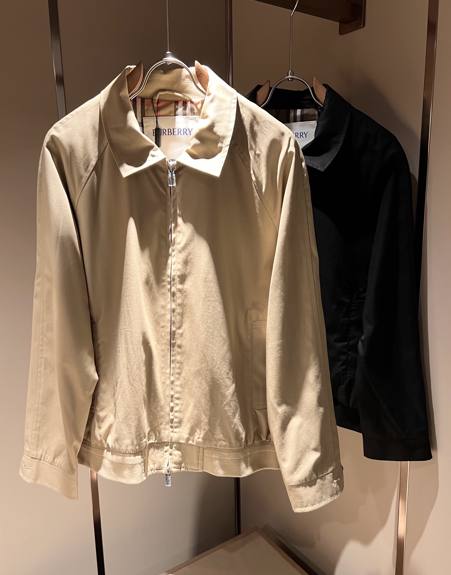 NO:504390,BURBER*Y BAR*Li’s new autumn and winter jacket is coming. It is made of a popular environmentally friendly canvas cotton fabric recently. It is a high-end outdoor sports and leisure series, which is very popular and sports trend!  The latest special material developed by BUR, memory fabric, is also called memory cloth, which refers to fabrics with morphological memory functions, and the chest embroidery logo pattern design!  Selling all versions on the market in seconds is not a level at all. Whether it is material, detail restoration and craftsmanship, you are not afraid of any challenges. Just to contribute wonderful products to everyone as always and consistently. A style that implements the core concept of BUR closely ties the plaid and fashion, always maintains perfection, a simple but not simple design style perfectly meets the outfit you need in daily life. Size: S-2XL, burberry, jackets & coats, jackets & coats, alexander wang19860909BURBER*Y巴*莉2025秋冬新品夹克外套重磅来袭,最近比较火热的环保帆布棉面料制作而成,高端户外运动休闲系列,非常火热运动风潮！BUR最新研发的特殊材质,记忆面料也叫记忆布,是指具有形态记忆功能的面料,胸前刺绣logo图案设计！秒杀市面上一切版本,只能说根本就不是一个级别的存在,不管是材质还是细节还原度以及工艺制作方面,不惧任何挑战,只为给大家奉献绝妙产物一如既往,始终如一,贯彻了BUR 核心理念的一个款式将格纹与时尚紧紧的捆绑在一起,时刻保持完美,简约而不简单的的设计风格,完美的满足了你日常所需要的穿搭.尺码:S-2XL,,burberry,jackets & coats,jackets & coats,alexander wang,Men's clothing