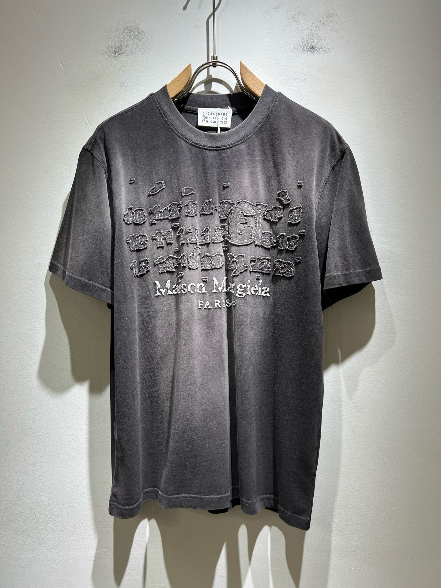 NO:504413,Maison Margiel 2025 spring and summer new short-sleeved T-shirt for men and women, and the counter is available at the same time!  Customized exclusive wash water pure cotton fabric, chest logo pattern patch embroidery design!  Simple and generous, calm and versatile, extremely high-end, perfectly integrated with fashion and style, a top fashionable style that perfectly suits the outside wear!  The overall feeling is natural!  Extremely classic versatile casual pants, customized original cotton fabric!  The ultimate perfection of heavy industry!  Fans who pursue high quality are please buy them by themselves, and all fans who know the goods are invited to appreciate this model together!  !  Size M-3XL, Masion Margiela, T-shirt,tees, t-shirt,alexander wang19860909马吉拉 maison margiel 2025春夏新款男女同款短袖T恤,专柜同步发售！定制专属洗水纯棉面料,胸前logo图案贴布刺绣设计！简约大方,从容百搭,档次极高,完美融入时尚还有风情感一款完美符合外穿的顶尖时髦气质款！整体给人浑然天成的感觉！极致经典的百搭型休闲裤,定制原版纯棉面料！极致的重工极致的完美！追求高品质的粉丝们请自行抢购,诚邀所有识货的粉丝一同鉴赏此款！！尺码M-3XL,,masion margiela,T-shirt,tees，t-shirt,alexander wang,Men's clothing