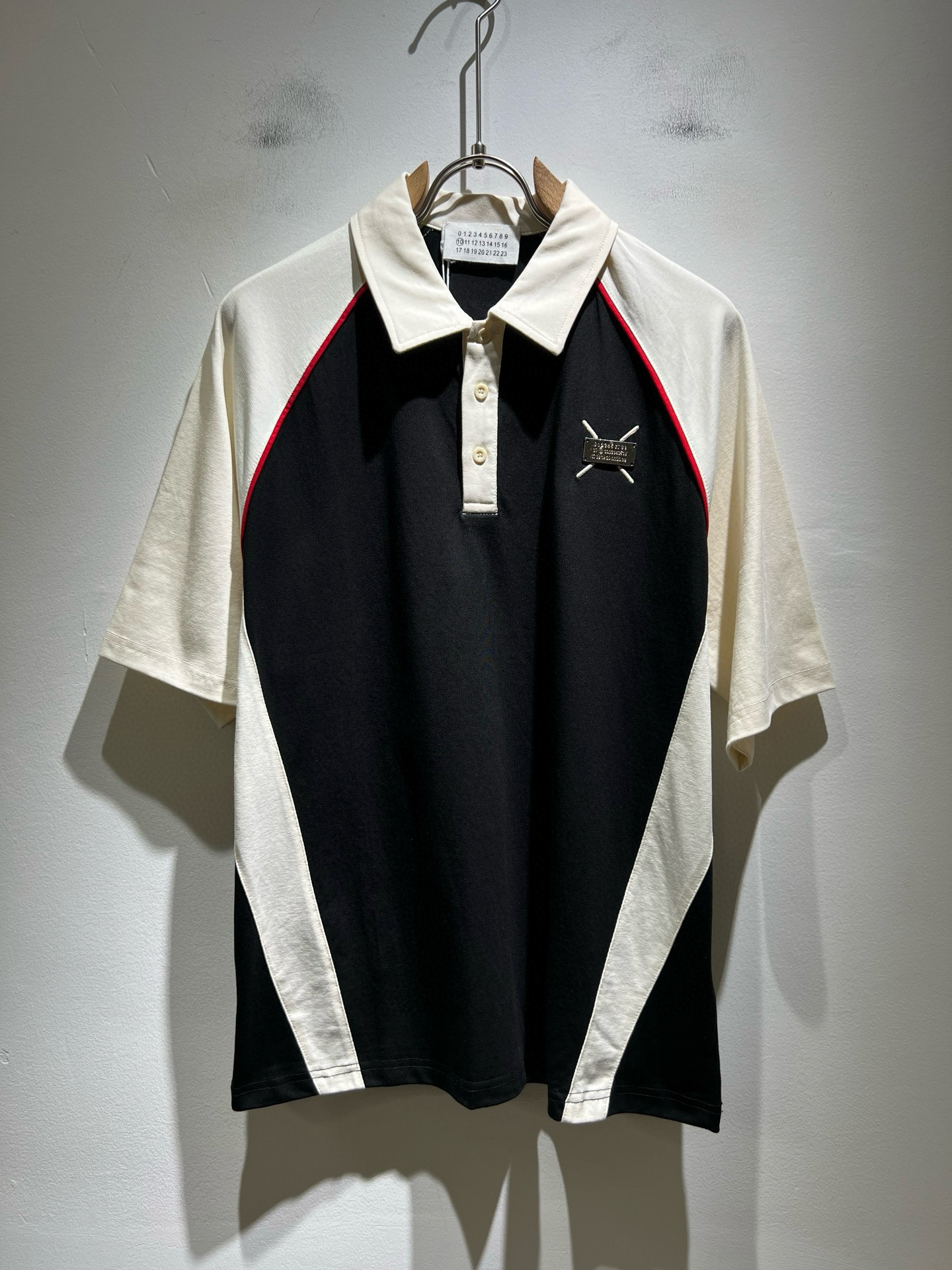 NO:504403,Maison Margiel spring and summer new men's short-sleeved Polo shirt, released simultaneously in the counter!  Customized exclusive wash water pure cotton fabric, chest logo hardware design!  Simple and generous, calm and versatile, extremely high-end, perfectly integrated with fashion and style, a top fashionable style that perfectly suits the outside wear!  The overall feeling is natural!  Extremely classic versatile casual pants, customized original bead floor cotton fabric!  The ultimate perfection of heavy industry!  Fans who pursue high quality are please buy them by themselves, and all fans who know the goods are invited to appreciate this model together!  !  Size M-3XL, Masion Margiela, T-shirt, alexander wang19860909马吉拉 maison margiel 春夏新款男士短袖Polo衫,专柜同步发售！定制专属洗水纯棉面料,胸前logo五金设计！简约大方,从容百搭,档次极高,完美融入时尚还有风情感一款完美符合外穿的顶尖时髦气质款！整体给人浑然天成的感觉！极致经典的百搭型休闲裤,定制原版珠地棉面料！极致的重工极致的完美！追求高品质的粉丝们请自行抢购,诚邀所有识货的粉丝一同鉴赏此款！！尺码M-3XL,,masion margiela,T-shirt,alexander wang,Men's clothing