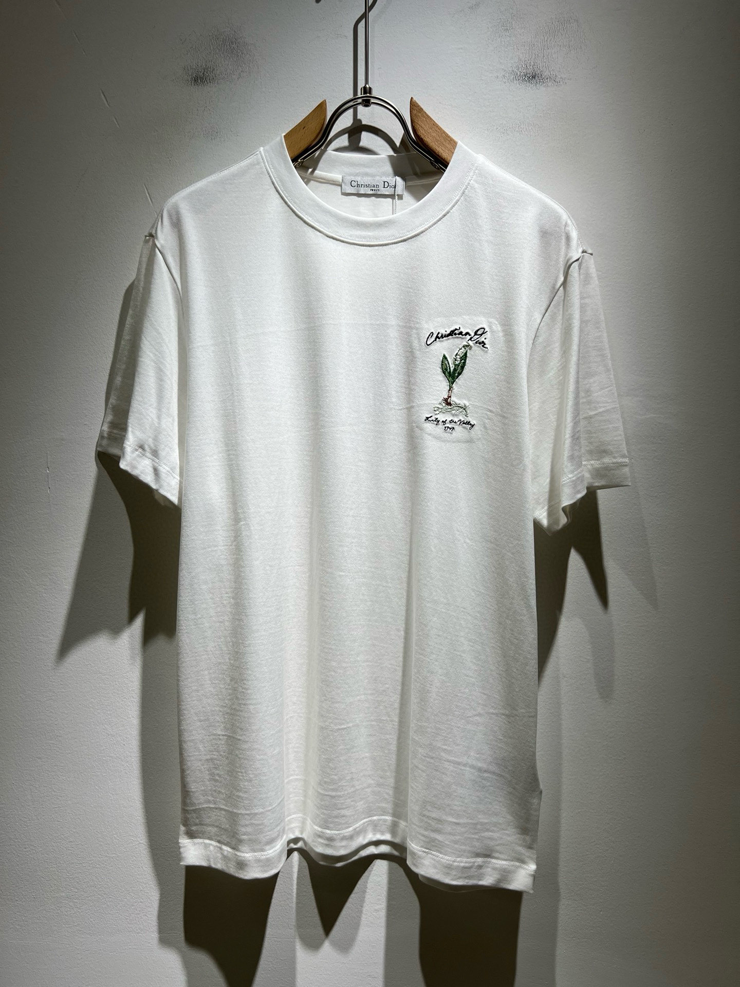 NO:504391,Dio*Dijia 2025 spring and summer new short-sleeved T-shirt for men and women, and the counter is available at the same time!  Customized exclusive 260g pure cotton fabric, customized original craft threads, chest logo pattern embroidery craft design!  Simple and generous, calm and versatile, extremely high-end, perfectly integrated with fashion and style, a top fashionable style that perfectly suits the outside wear!  The overall feeling is natural!  The ultimate classic versatile short-sleeved T-shirt is designed with the latest three-dimensional letter logo embroidery elements!  The ultimate perfection of heavy industry!  Fans who pursue high quality are please buy them by themselves, and all fans who know the goods are invited to appreciate this model together!  !  Size M-3XL, dior,dior,T-shirt,tees,t-shirt,alexander wang19860909Dio*迪家 2025春夏新款男女同款短袖T恤,专柜同步发售！定制专属260克纯棉面料,定制原版工艺螺纹,胸前logo图案刺绣工艺设计！简约大方,从容百搭,档次极高,完美融入时尚还有风情感一款完美符合外穿的顶尖时髦气质款！整体给人浑然天成的感觉！极致经典的百搭型短袖T恤,采用最新的立体字母logo刺绣元素设计！极致的重工极致的完美！追求高品质的粉丝们请自行抢购,诚邀所有识货的粉丝一同鉴赏此款！！尺码M-3XL,,dior,dior,T-shirt,tees，t-shirt,alexander wang,Men's clothing