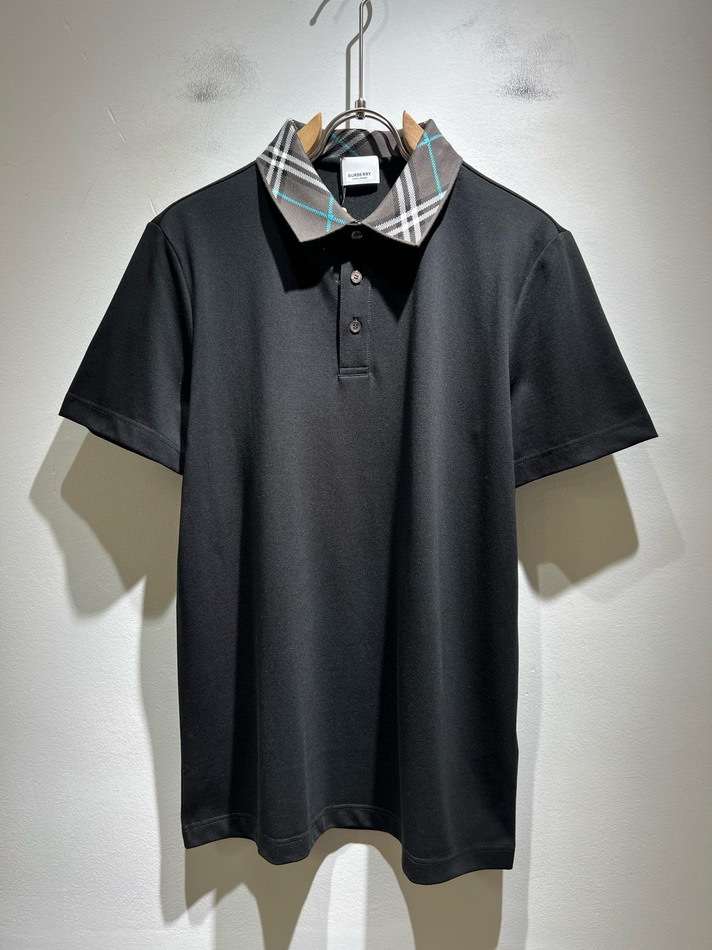 NO:504432,Bur*erry 2025 spring and summer new men's short-sleeved Polo shirt, the latest brand design element!  Neither monotonous nor complicated, it shows taste just right!  Customer-supplied top-quality custom bead flooring fabrics!  Comfortable, sweat-absorbing and breathable, the unique high-end fabric presents a simple and elegant temperament!  Clip crochet pattern design with collar!  Full three-dimensional! Standard cutting design!  Every detail is a synchronized with high-end fashion. Size: M-3XL, burberry, T-shirt, alexander wang19860909Bur*erry 巴*莉 2025春夏新款男士短袖Polo衫,品牌最新设计元素！既不单调也不复杂,恰到好处的展现品味！客供顶级定制珠地棉面料！舒适吸汗透气根本不在话下,面料独具的高奢感呈现简约优雅气质！领口格子钩织图案设计！饱满立体!标准裁剪设计！每一处细节都是与高端时尚同步的体现.尺码:M-3XL,,burberry,T-shirt,alexander wang,Men's clothing