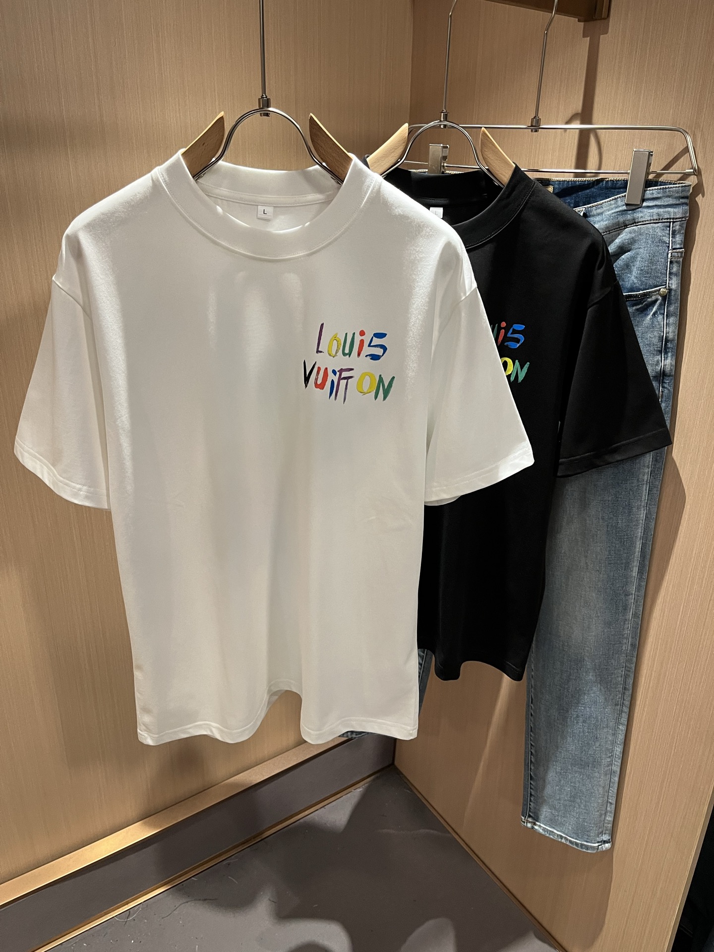 NO:505663,LouisVuitt*Louis*Deng The new series of spring and summer 2025 products are launched, a very fashionable and avant-garde short-sleeved T-shirt for men and women, with logo logo pattern and printing decoration!  Different from the past, it declares the design concept that has been passed down for many years in the brand!  Its eye-catchingness is no less than any classic style, perfectly presenting the fashionable, high-end and luxurious feeling in front of the world!  Made of imported cotton materials, selected high-quality pure cotton fabrics, soft and soft to the touch, the real thing is definitely beyond your imagination, close to the body and breathable, even if you sweat profusely, you will not feel greasy or stuffy, and will bring sweating and moisture absorption to the extreme!  Size M-4XL, louis vuitton,louis vuitton,t-shirt,tees,t-shirt,alexander wang19860909LouisVuitt*路易*登 2025春夏全新系列单品上线,非常时髦前卫的一款男女同款短袖T恤,标识logo图案印花修饰！区别于以往的不同,宣示品牌传承多年的设计理念！其吸睛度完全不亚于任何经典款式,将时髦高级感与奢华感完美呈现在世人眼前！客供进口全棉材质制成,精选优质纯棉面料,触感软糯亲肤细腻,实物到手绝对超乎你的想象,贴身无比舒适透气,即便是汗流浃背也不会有腻身及闷热感可言,将排汗吸湿性发挥到了极致！尺码M-4XL,,louis vuitton,louis vuitton,T-shirt,tees，t-shirt,alexander wang,Men's clothing