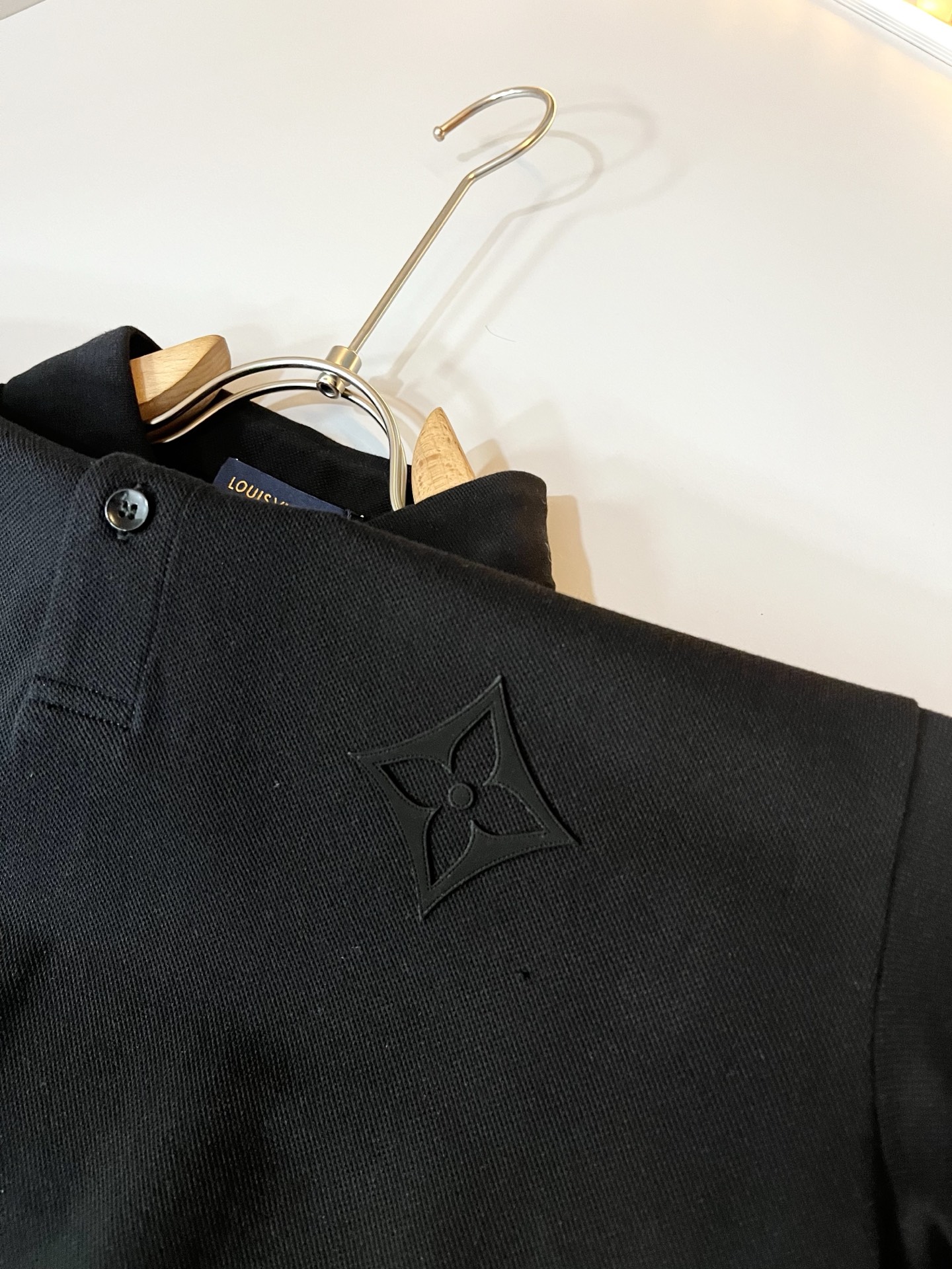  LouisVuitt*路易*登  2025春夏新品最新工艺短袖Polo衫，前后logo图案压胶设计！代