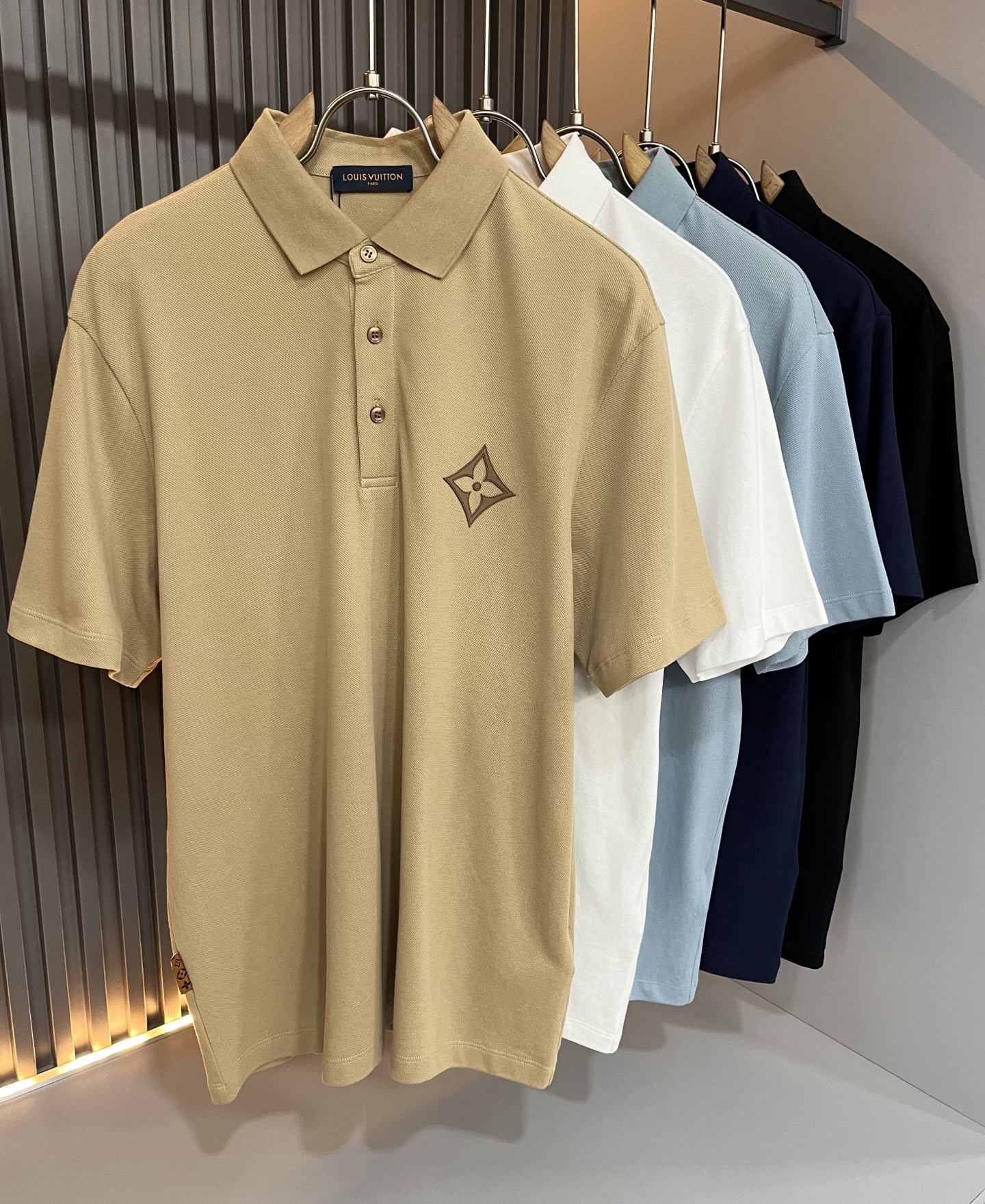 NO:509422,LouisVuitt*Louis*Deng 2025 spring and summer new product latest craftsmanship short-sleeved Polo shirt, front and rear logo pattern glue-pressing design!  Representing the brand image, simple and comfortable styles, high-end customized bead floor cotton fabric, solid color series is a favorite style, and simple styles are more diverse when worn. The seemingly simple styles are actually more time-consuming to cut fashion styles in fabrics and craftsmanship production, simple plain color small pointed collar men's short-sleeved polo, shirts that every man should buy!  Size M-3XL, louis vuitton,louis vuitton,shirts,T-shirt,alexander wang19860909LouisVuitt*路易*登 2025春夏新品最新工艺短袖Polo衫,前后logo图案压胶设计！代表品牌形象 简洁舒适的款式,高端定制珠地棉面料 纯色系列更是大家非常喜爱款,简约的款式穿搭起来更加的多样化.看似简单的款式,其实在面料以及工艺制作上更费时裁剪时尚版型,简约式素色小尖领男士短袖polo、每一个男士都应该入手的衬衫！尺码M-3XL,,louis vuitton,louis vuitton,shirts,T-shirt,alexander wang,Men's clothing