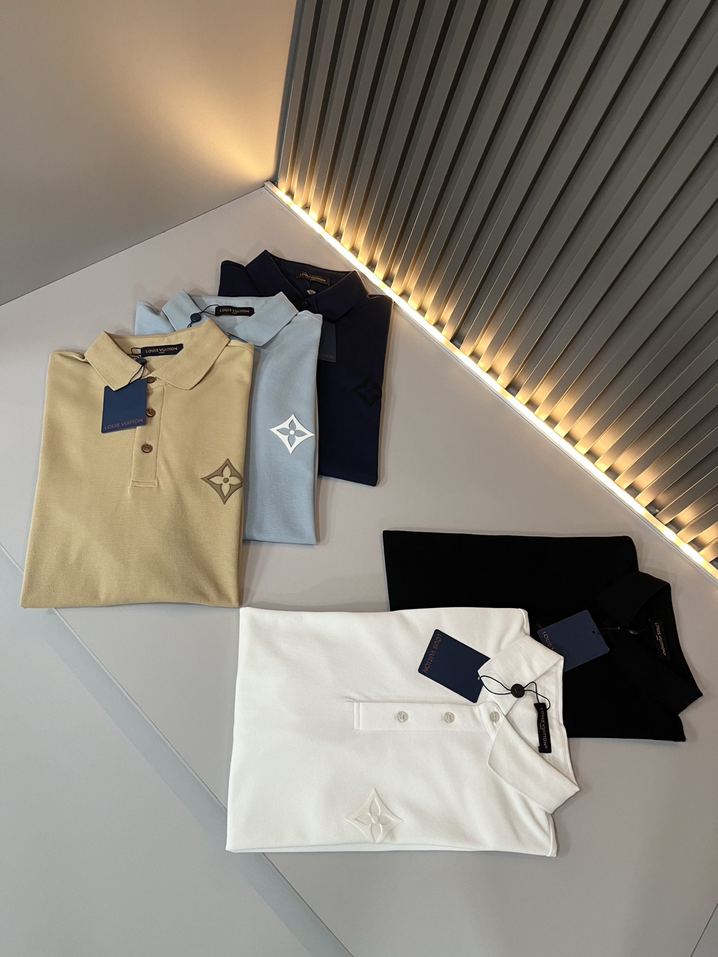  LouisVuitt*路易*登  2025春夏新品最新工艺短袖Polo衫，前后logo图案压胶设计！代