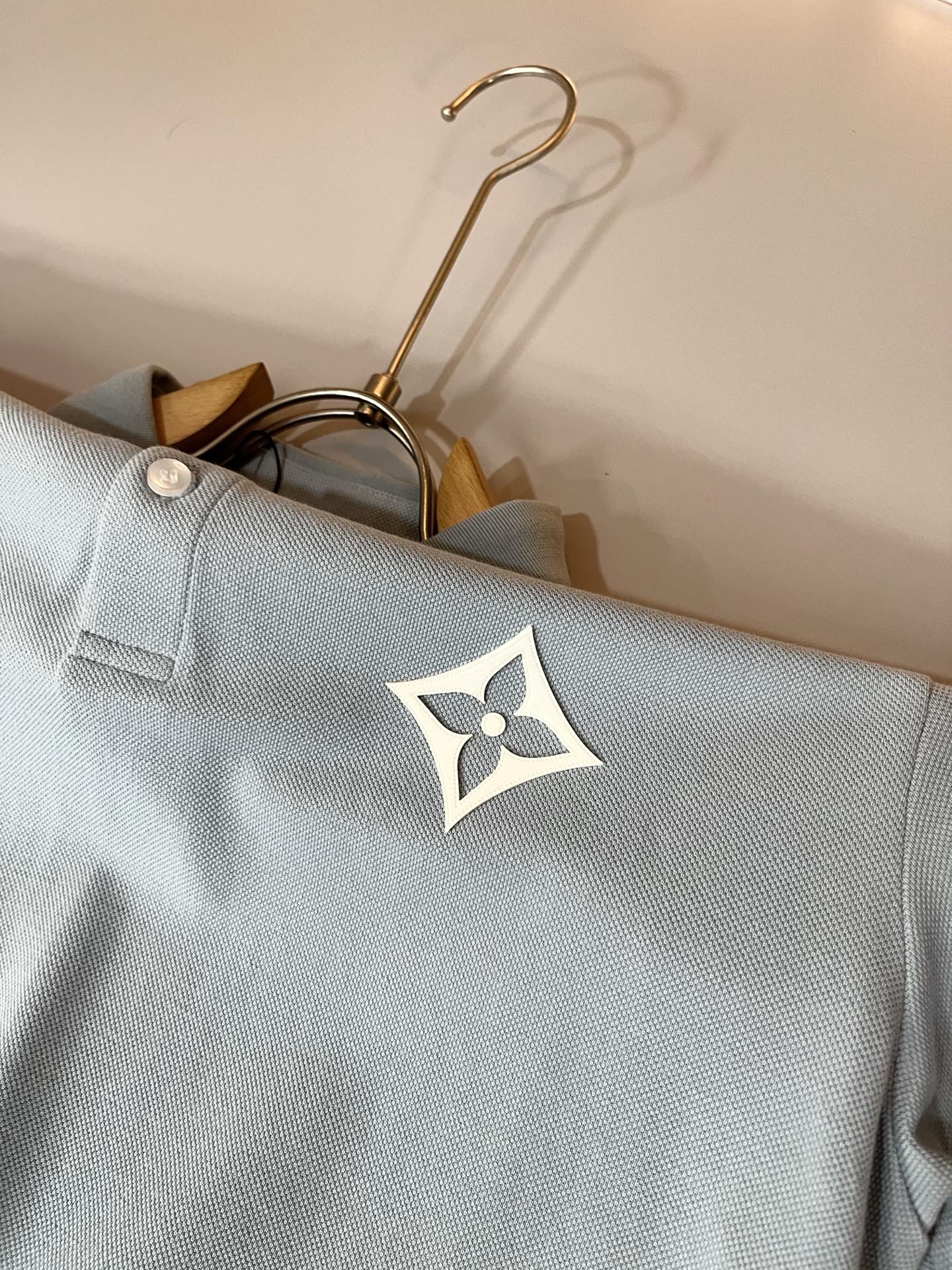  LouisVuitt*路易*登  2025春夏新品最新工艺短袖Polo衫，前后logo图案压胶设计！代