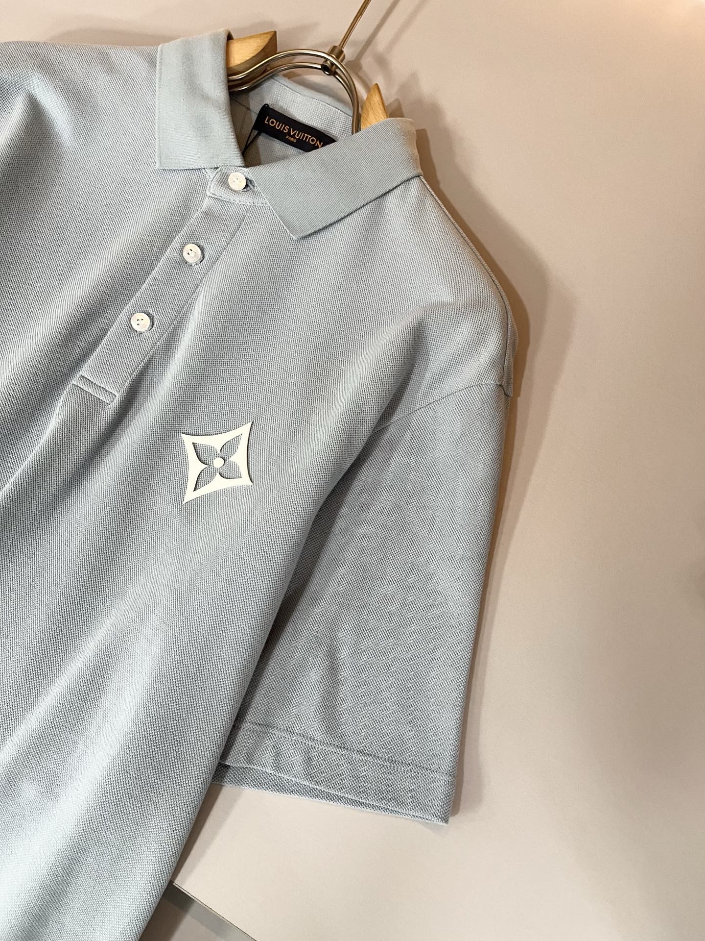  LouisVuitt*路易*登  2025春夏新品最新工艺短袖Polo衫，前后logo图案压胶设计！代