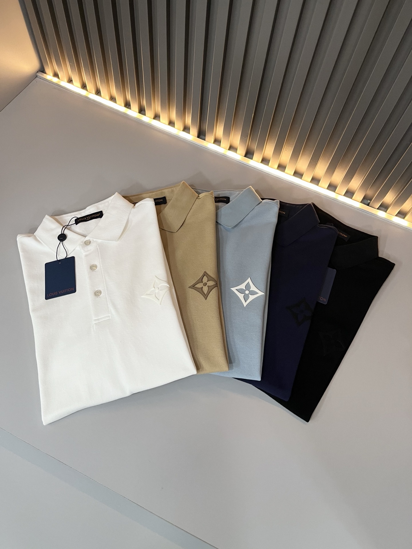  LouisVuitt*路易*登  2025春夏新品最新工艺短袖Polo衫，前后logo图案压胶设计！代