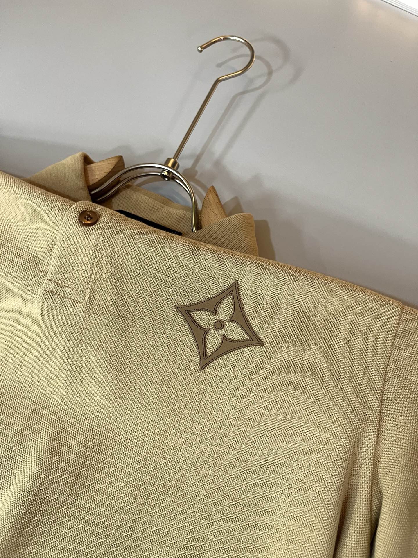  LouisVuitt*路易*登  2025春夏新品最新工艺短袖Polo衫，前后logo图案压胶设计！代