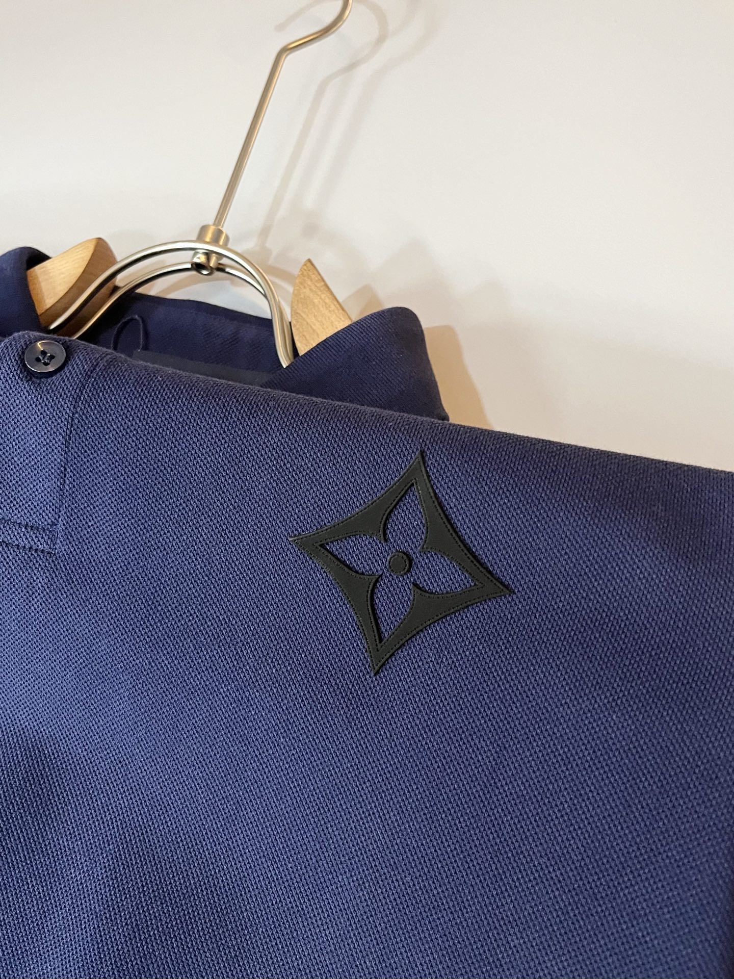  LouisVuitt*路易*登  2025春夏新品最新工艺短袖Polo衫，前后logo图案压胶设计！代