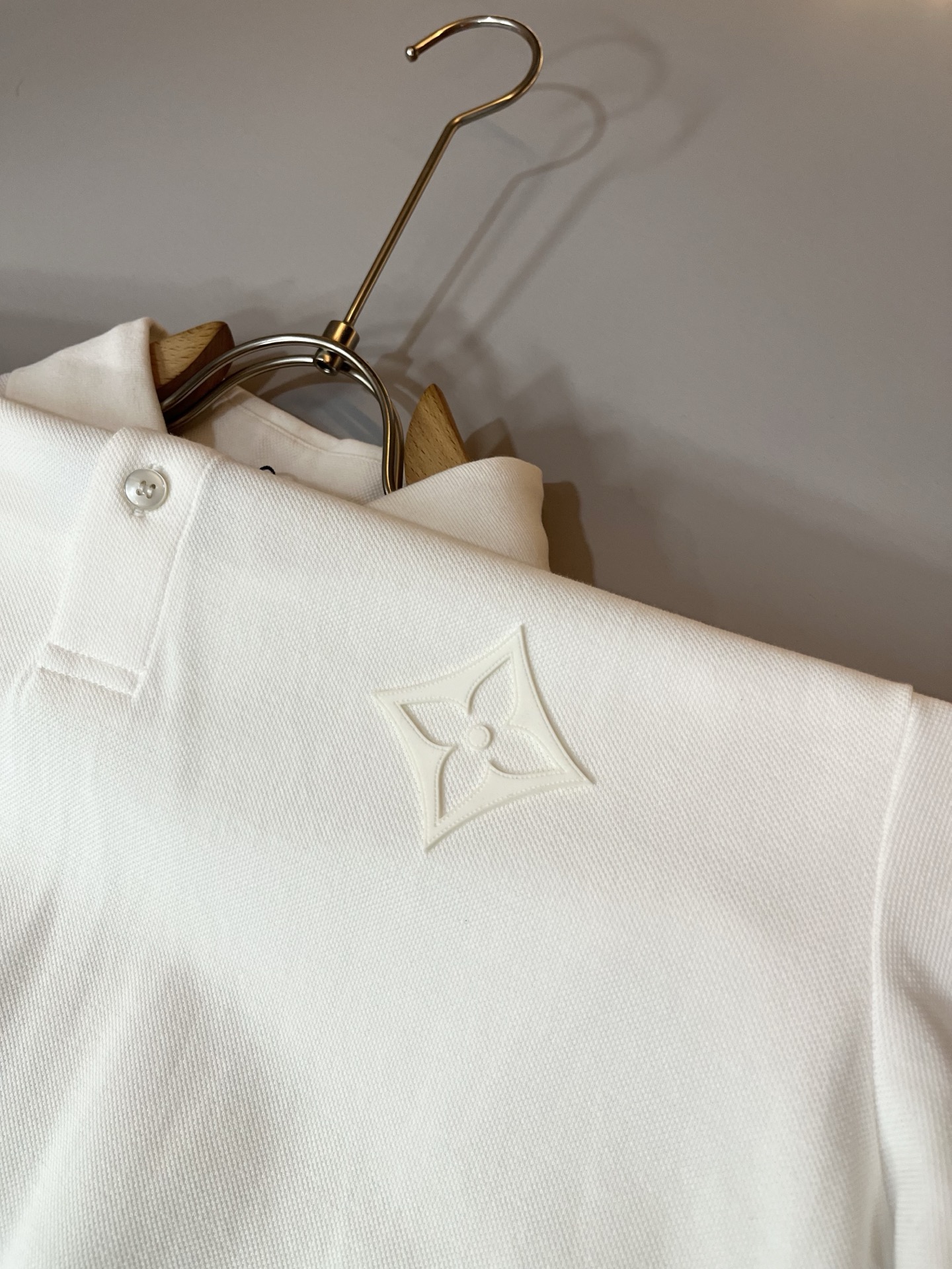  LouisVuitt*路易*登  2025春夏新品最新工艺短袖Polo衫，前后logo图案压胶设计！代