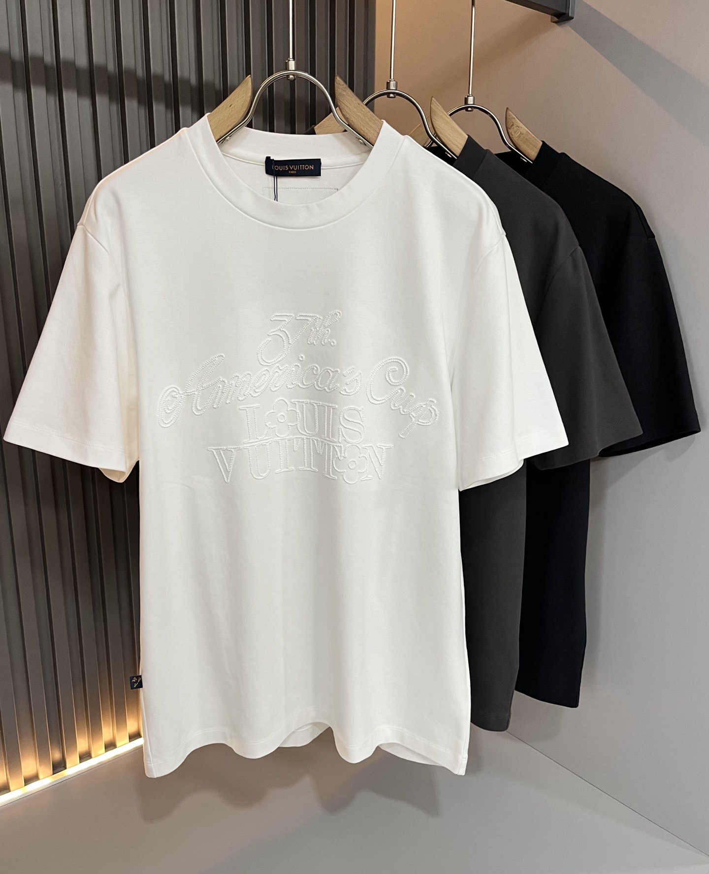 NO:511348,LouisVuitt*Louis*Deng The new series of spring and summer 2025 products are launched, a very fashionable and avant-garde short-sleeved T-shirt for men and women, with logo embroidery embroidery decoration!  Different from the past, it declares the design concept of brand inheritance!  Its eye-catchingness is no less than any classic style, perfectly presenting the fashionable, high-end and luxurious feeling in front of the world!  Made of imported 260 grams of cotton, selected high-quality pure cotton fabrics, soft and soft to the touch, the real thing is definitely beyond your imagination, close to the body and breathable, even if you sweat profusely, you will not feel greasy or stuffy, and will bring sweating and moisture absorption to the extreme!  Size M-3XL, louis vuitton,louis vuitton,t-shirt,tees,t-shirt,alexander wang19860909LouisVuitt*路易*登 2025春夏全新系列单品上线,非常时髦前卫的一款男女同款短袖T恤,标识logo图案刺绣修饰！区别于以往的不同,宣示品牌传承的设计理念！其吸睛度完全不亚于任何经典款式,将时髦高级感与奢华感完美呈现在世人眼前！客供进口260克全棉材质制成,精选优质纯棉面料,触感软糯亲肤细腻,实物到手绝对超乎你的想象,贴身无比舒适透气,即便是汗流浃背也不会有腻身及闷热感可言,将排汗吸湿性发挥到了极致！尺码M-3XL,,louis vuitton,louis vuitton,T-shirt,tees，t-shirt,alexander wang,Men's clothing