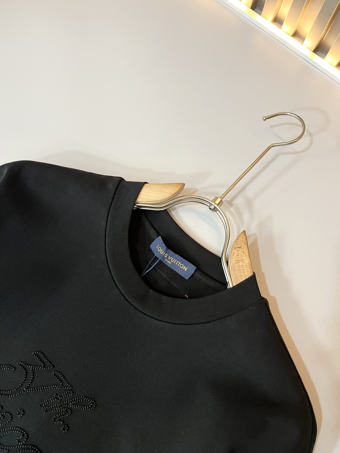  LouisVuitt*路易*登 2025春夏全新系列单品上线，非常时髦前卫的一款男女同款短袖T恤，标识