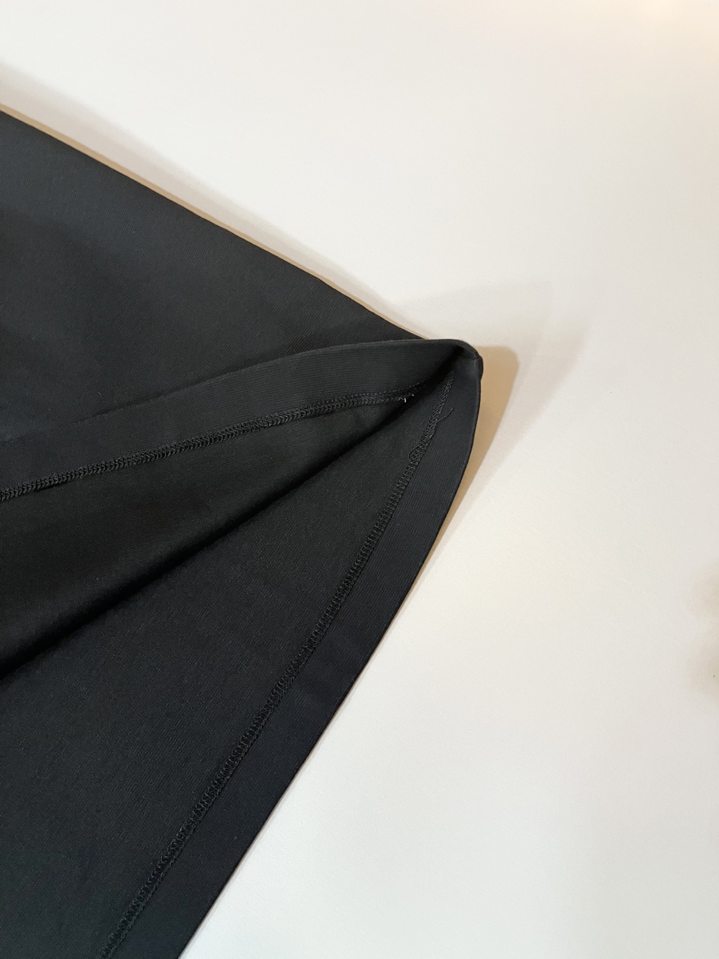  LouisVuitt*路易*登 2025春夏全新系列单品上线，非常时髦前卫的一款男女同款短袖T恤，标识